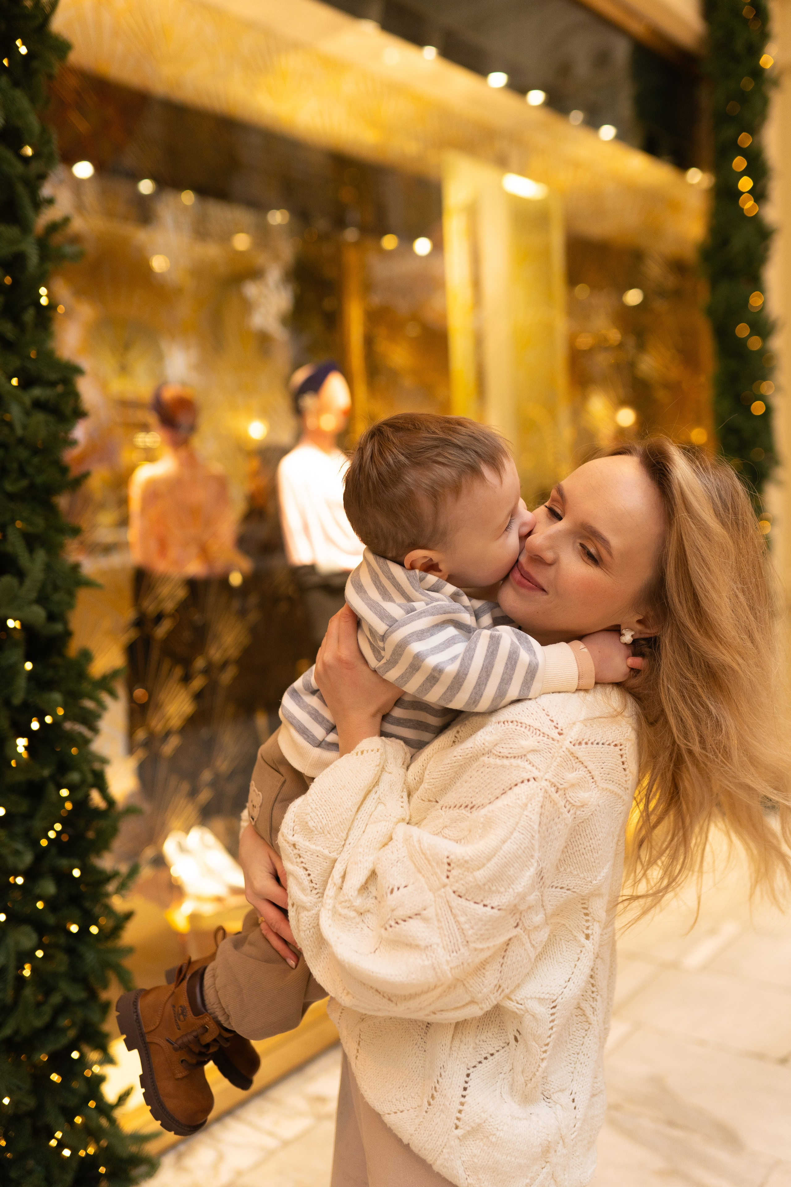 Павел, Егор и Наталия на ГУМ Ярмарке. Свадебный фотограф в Москве Анна Полушина