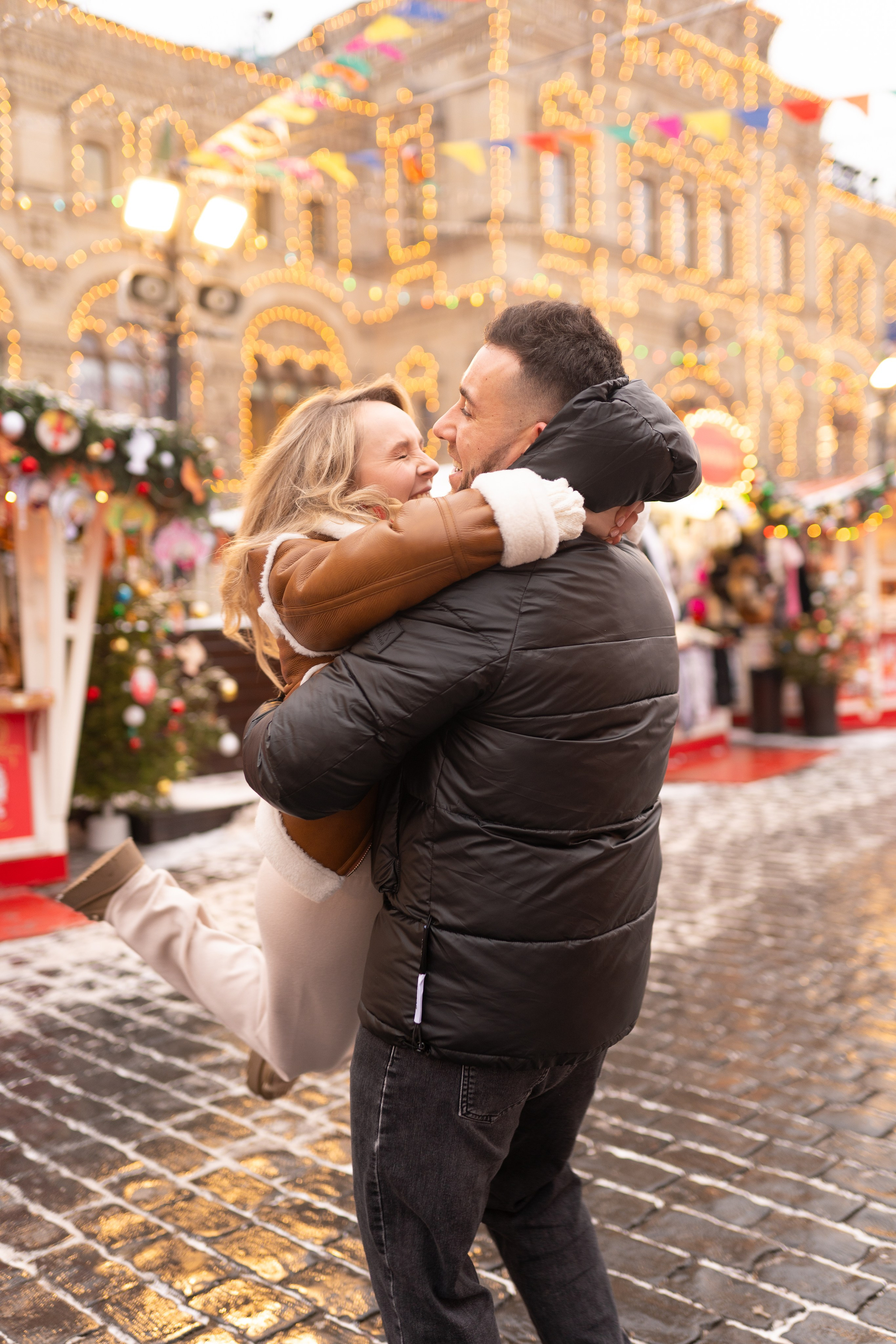 Павел, Егор и Наталия на ГУМ Ярмарке. Свадебный фотограф в Москве Анна Полушина