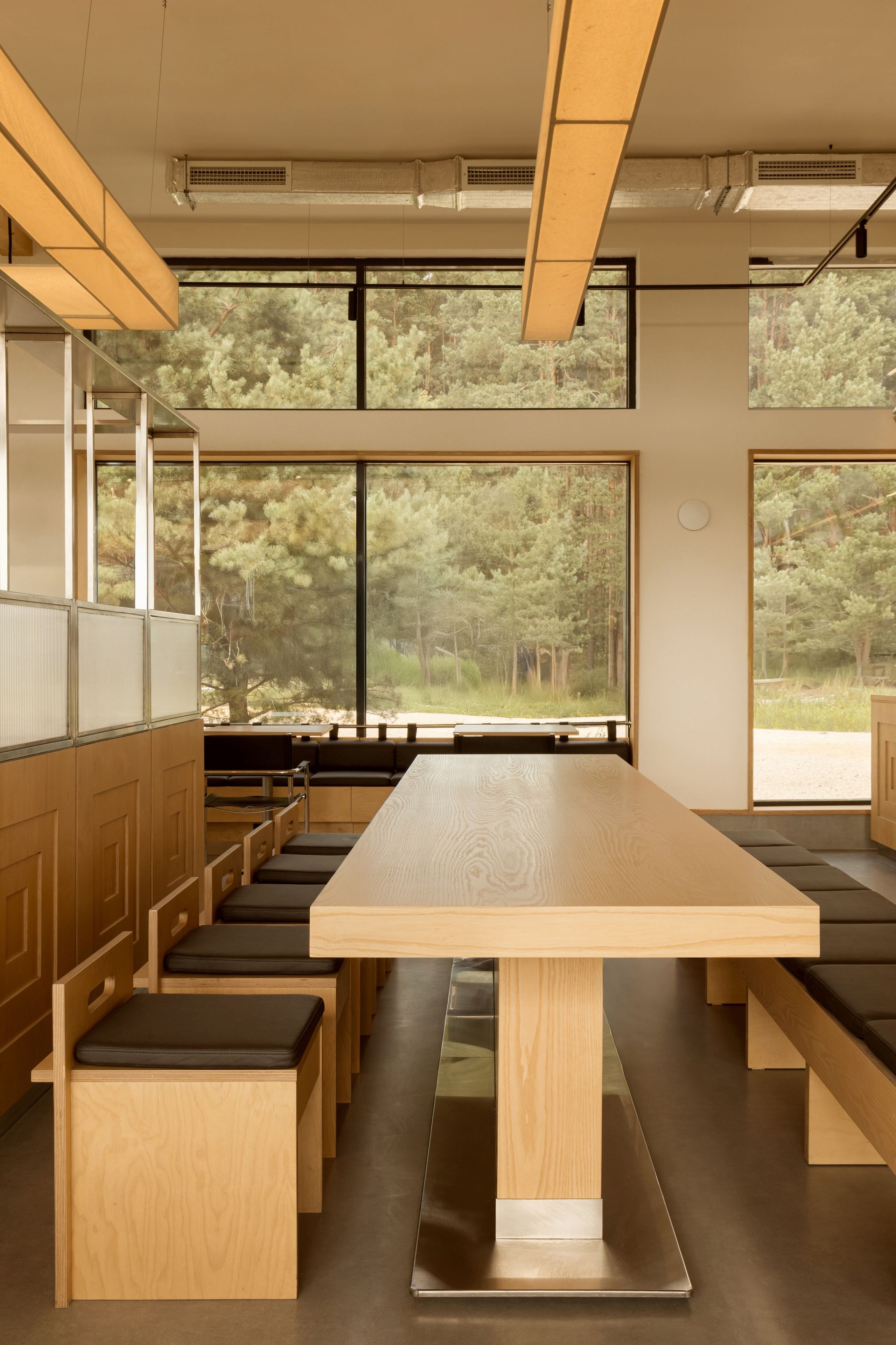 Модернистское кафе-пиццерия на природе: проект FruitDesign с акцентом на созерцание. Интерьерный фотограф в Нижнем Новгороде и Москве Владимир Гудков