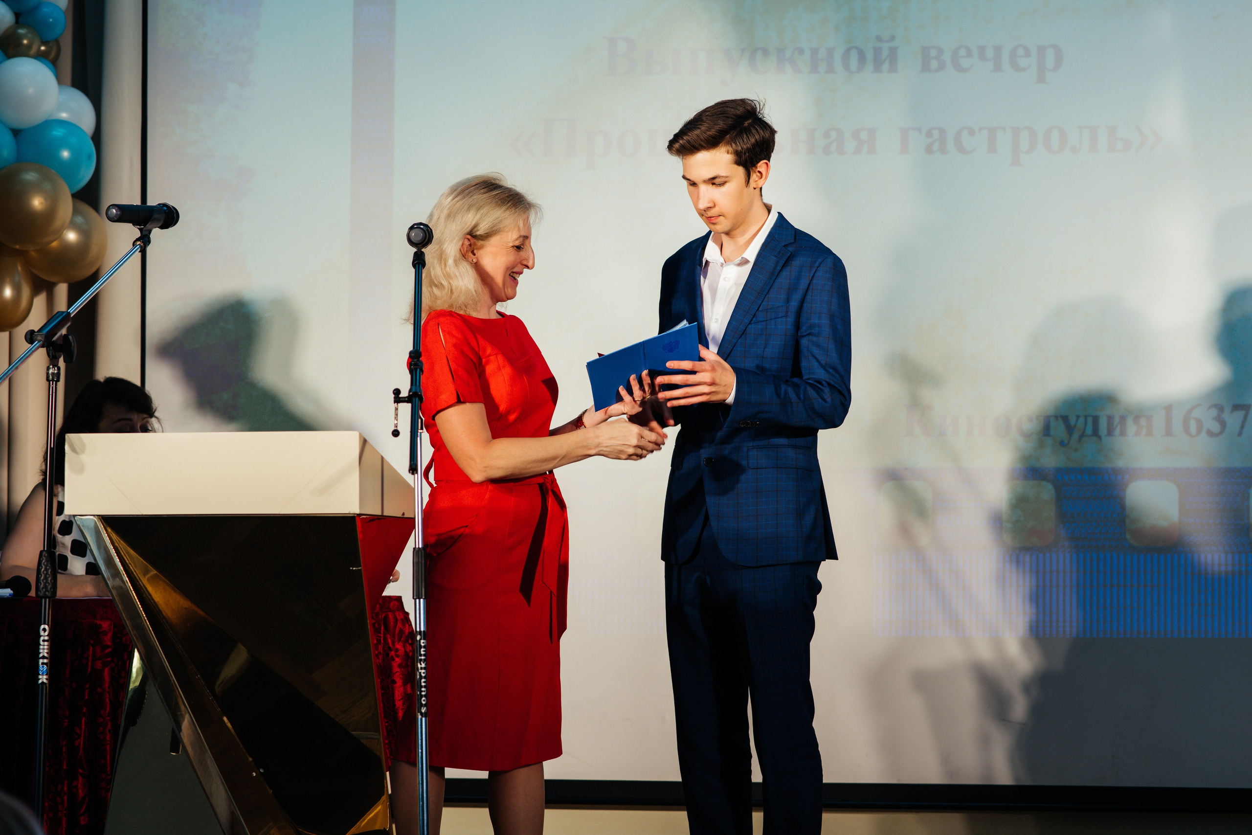 Вручение аттестатов. Выпускные альбомы в Подольске Москве и МО