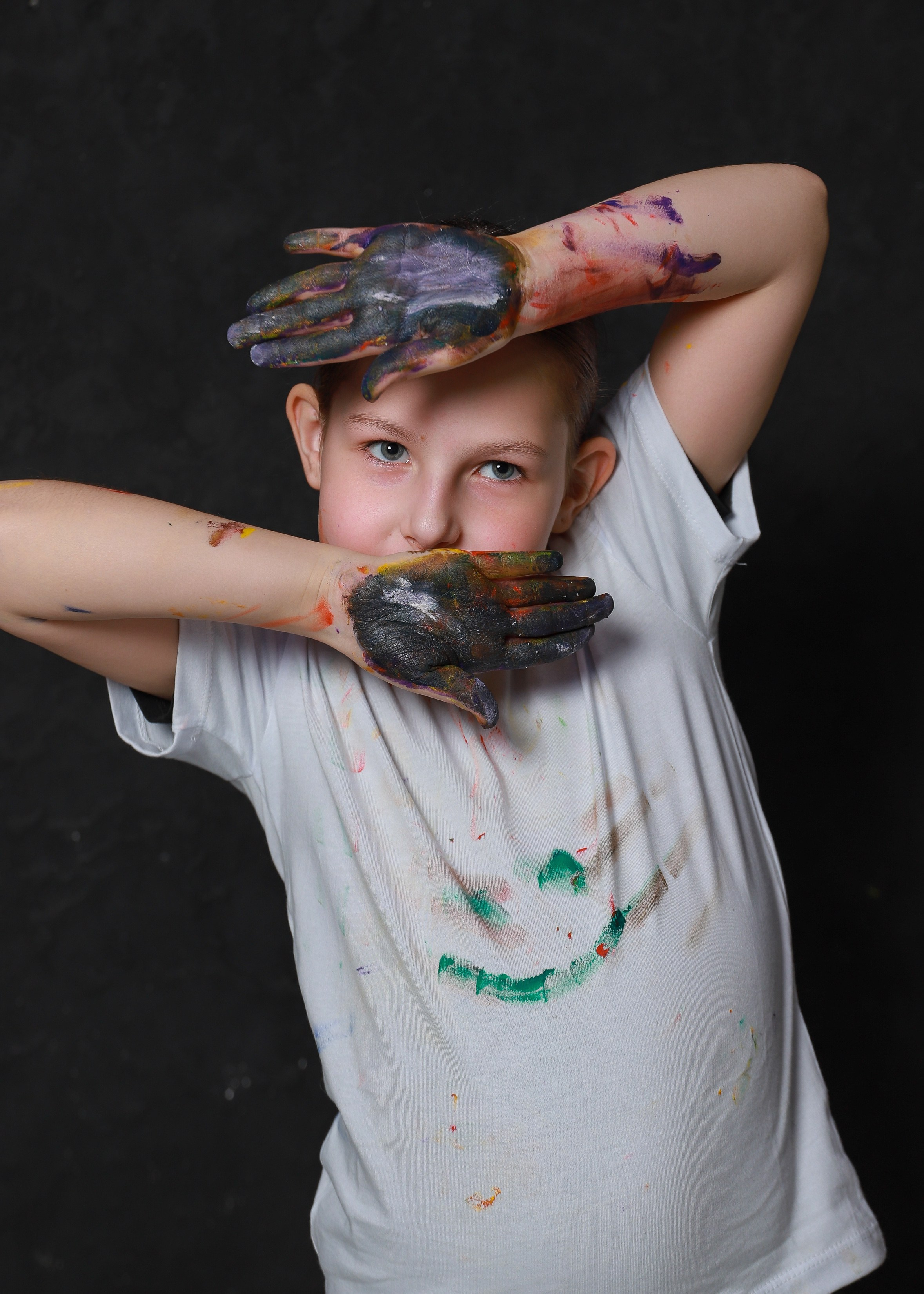 Младшие с красками. Фотограф Юлия Мальцева