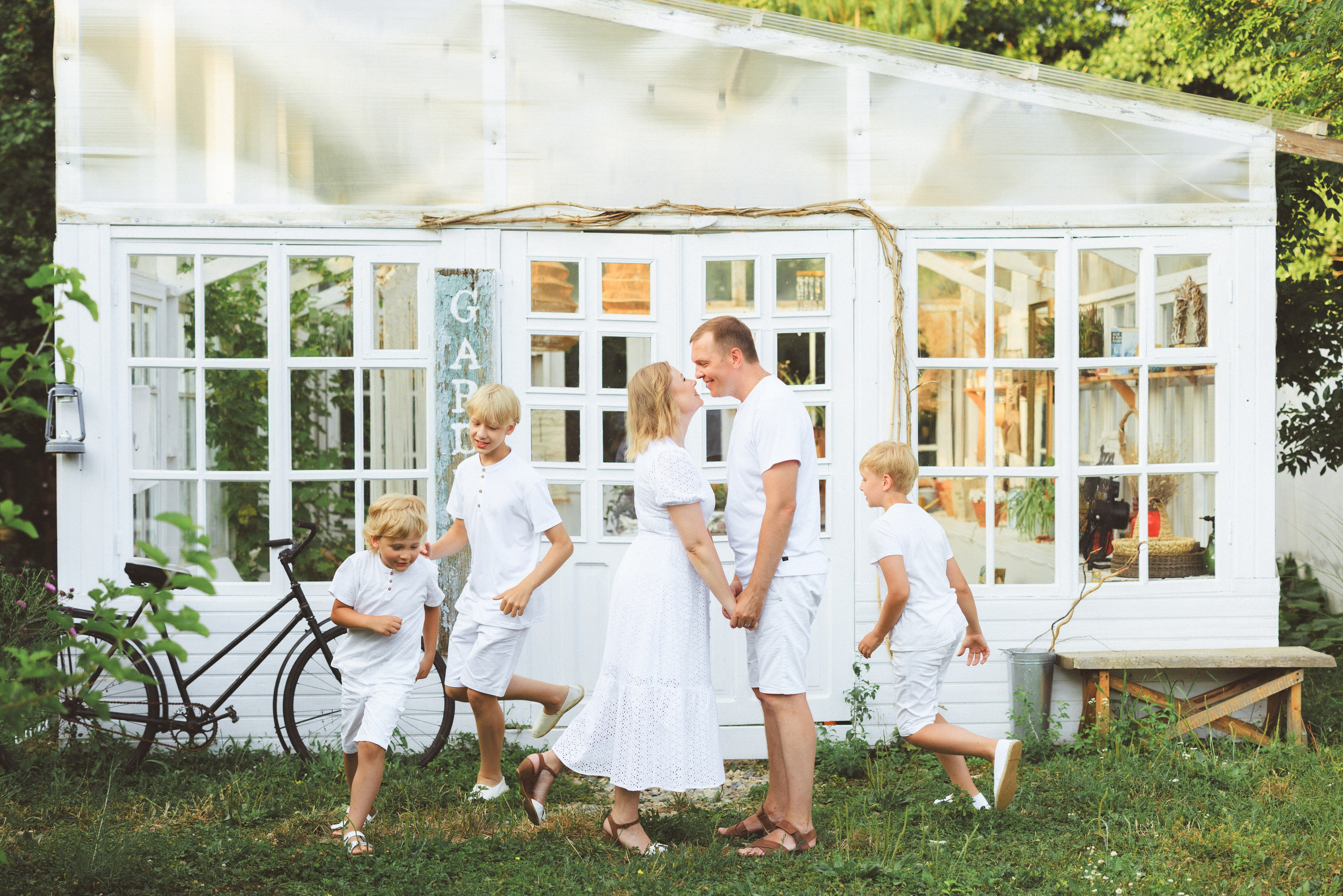 Семейная фотосессия, загородная фотостудия Clover Dacha. Семейный и детский фотограф в Краснодаре Анна Трашкова
