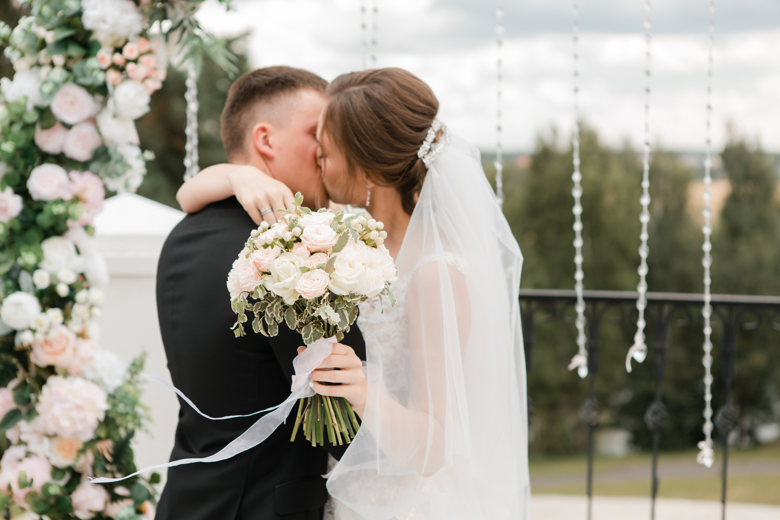 Свадебная фотосъемка Михаила и Ольги. День нашей свадьбы. Видеосъемка и фотосъемка свадеб. Фотограф и оператор на свадьбу. Видеосъемка подкастов, собственная видео-фотостудии. Предметная фотосъемка