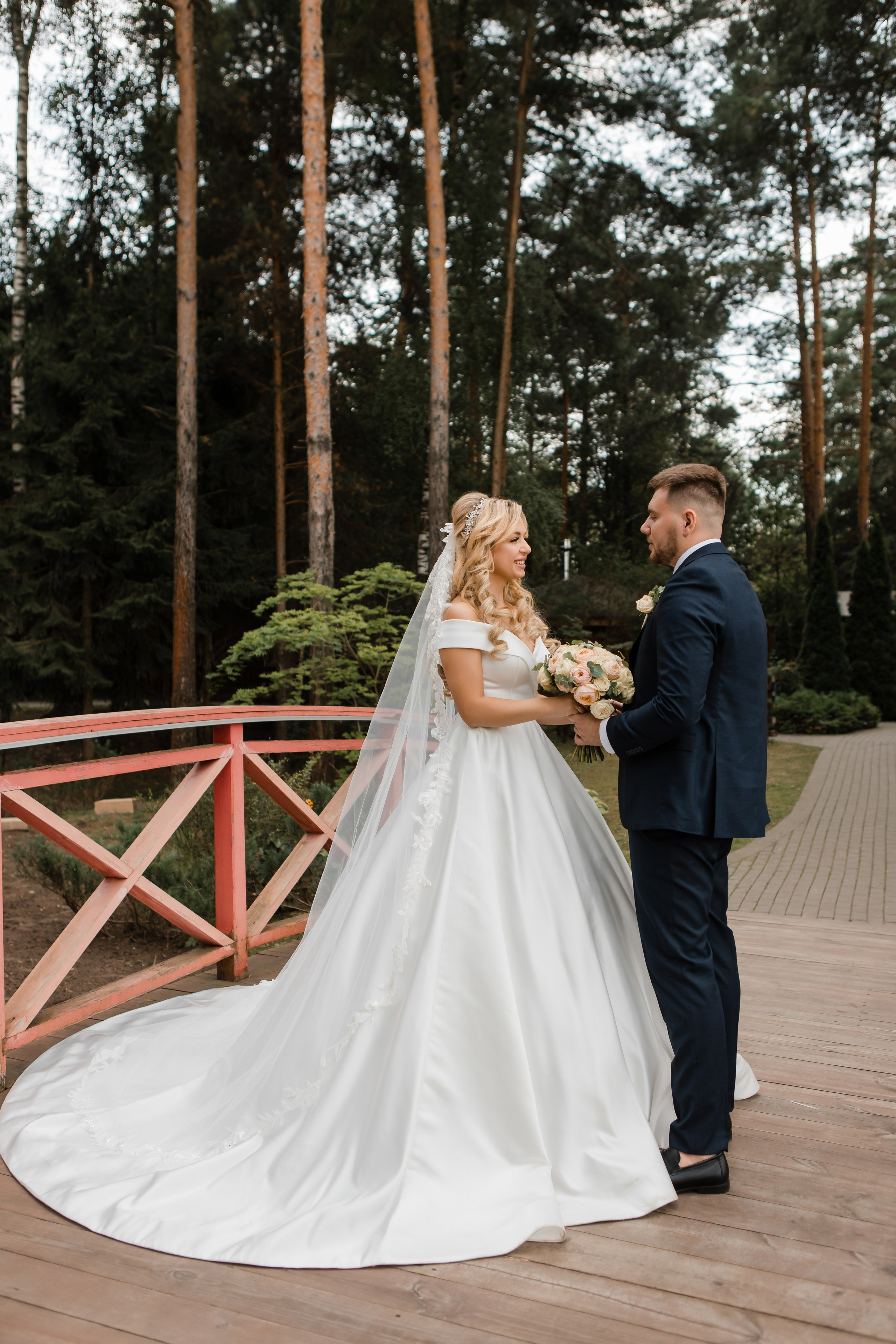 Юрий и Кристина. Видеосъемка и фотосъемка свадеб. Фотограф и оператор на свадьбу. Видеосъемка подкастов, собственная видео-фотостудии. Предметная фотосъемка