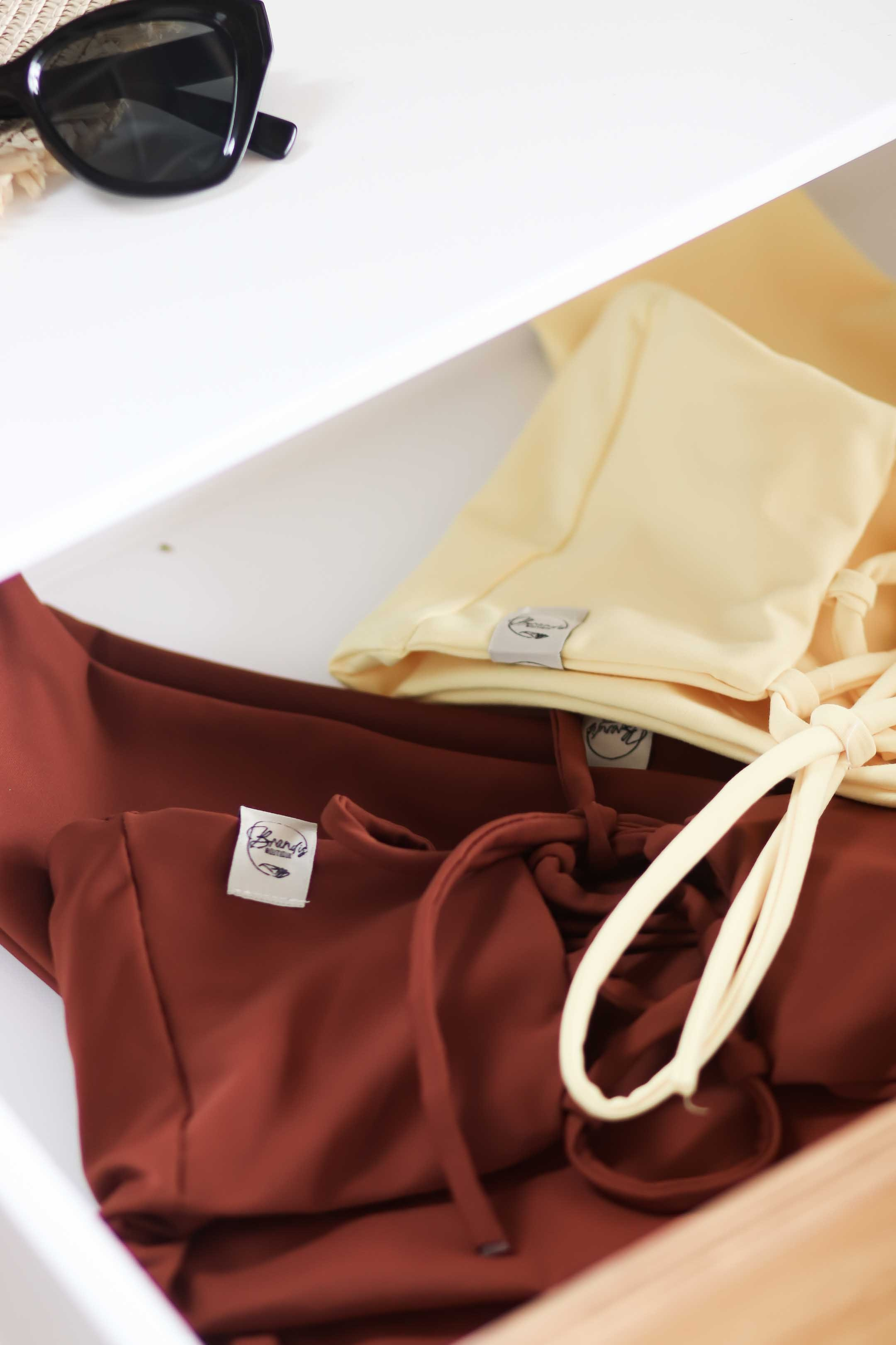 Коллекция купальников бикини. Фотограф на Шри-Ланке