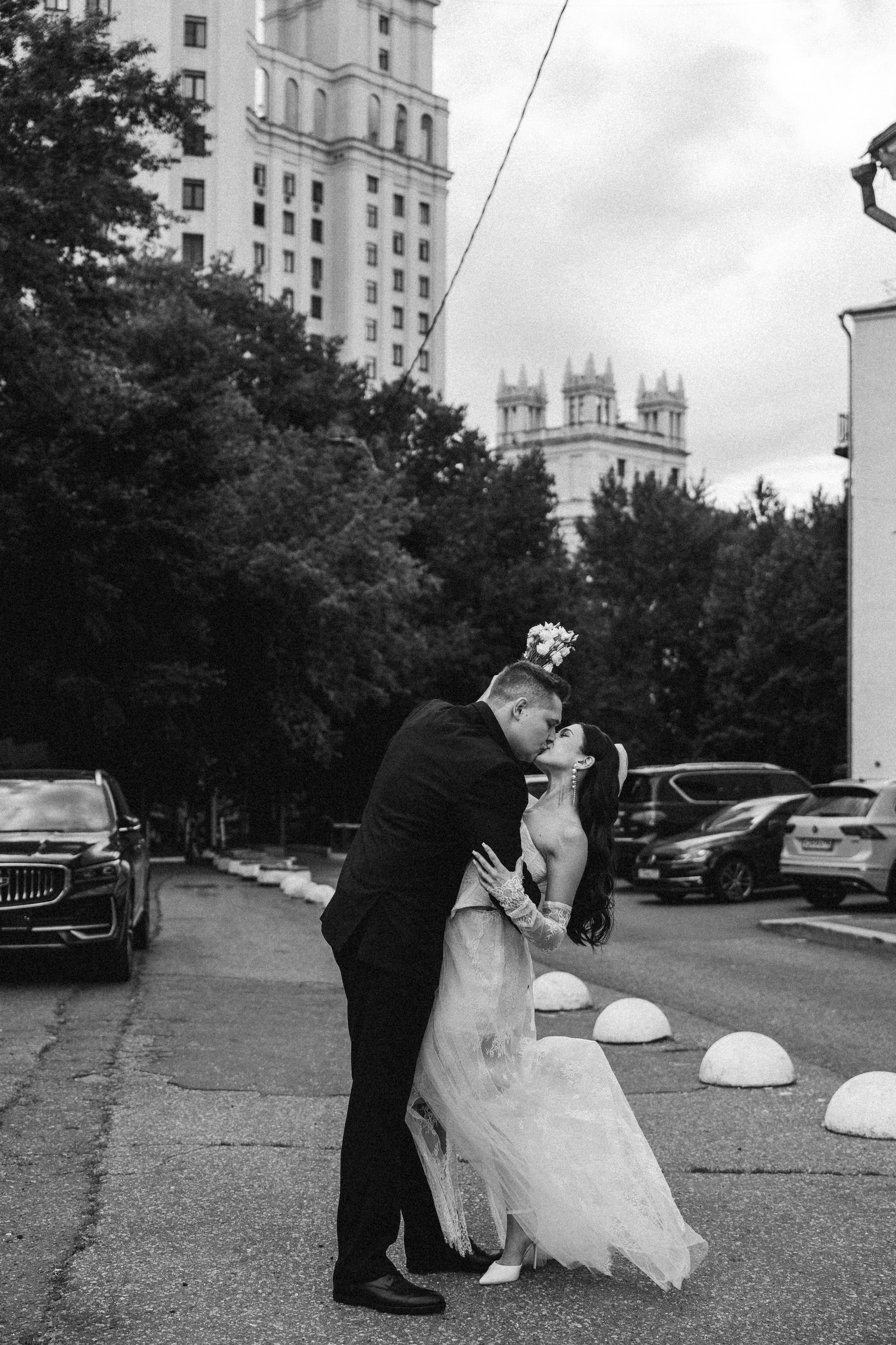 Свадебная фотосессия в Москве у высотки на Котельнической набережной. Свадебный фотограф в Москве Анна Полушина