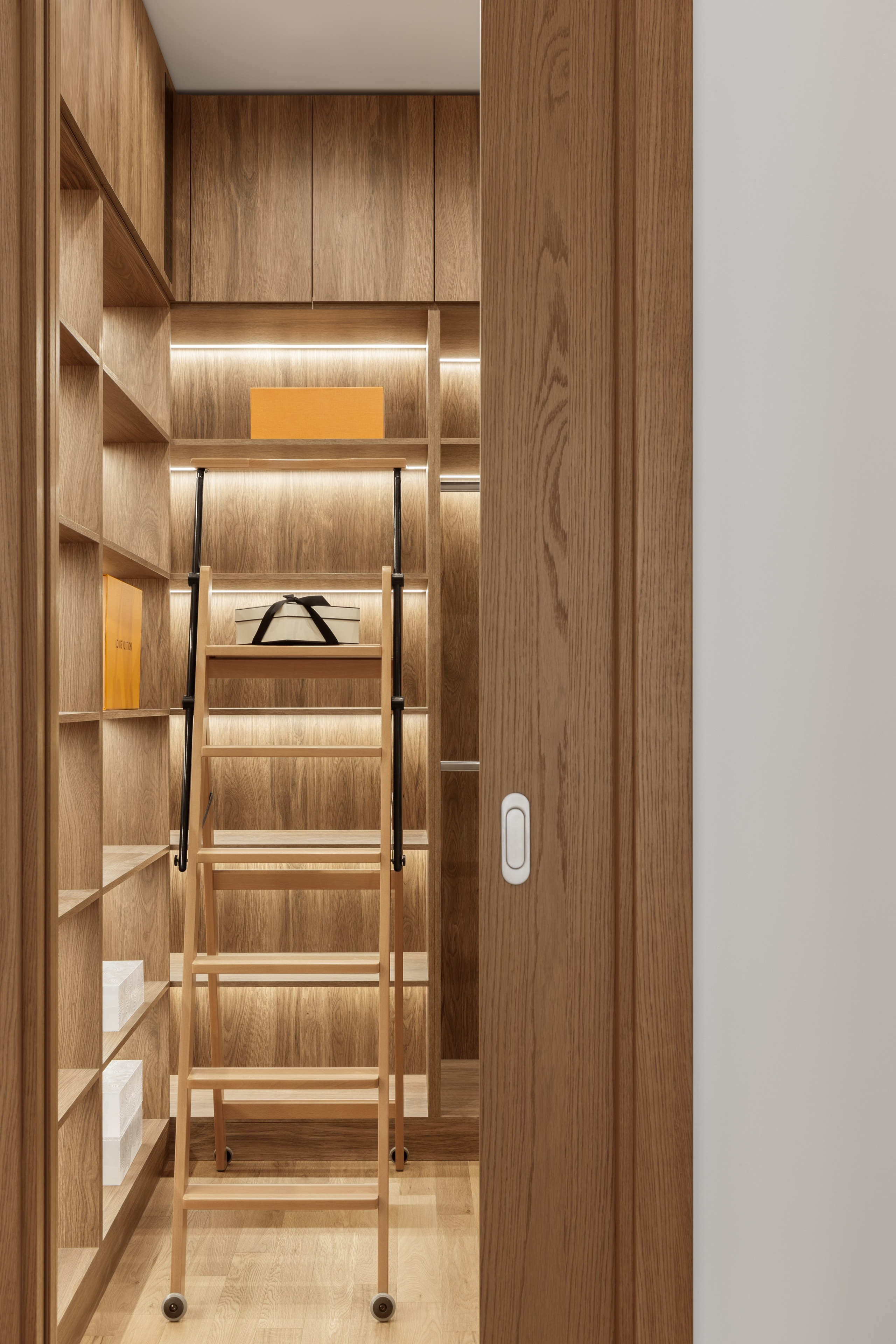 Фотосъёмка интерьера, зона хранения вещей, как снимать зону гардероба или кладовку