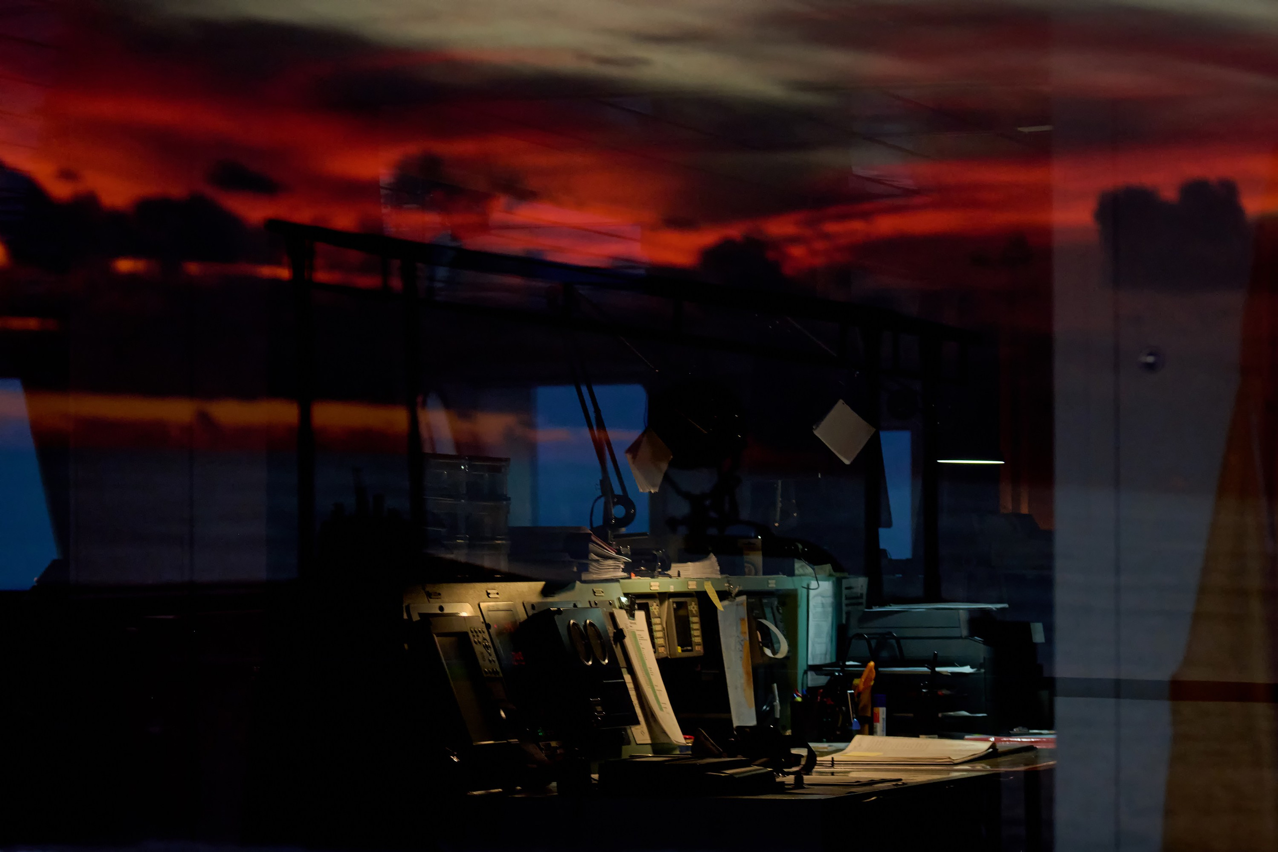 вид навигационного мостика танкера сквозь бортовой иллюминатор с отражениями