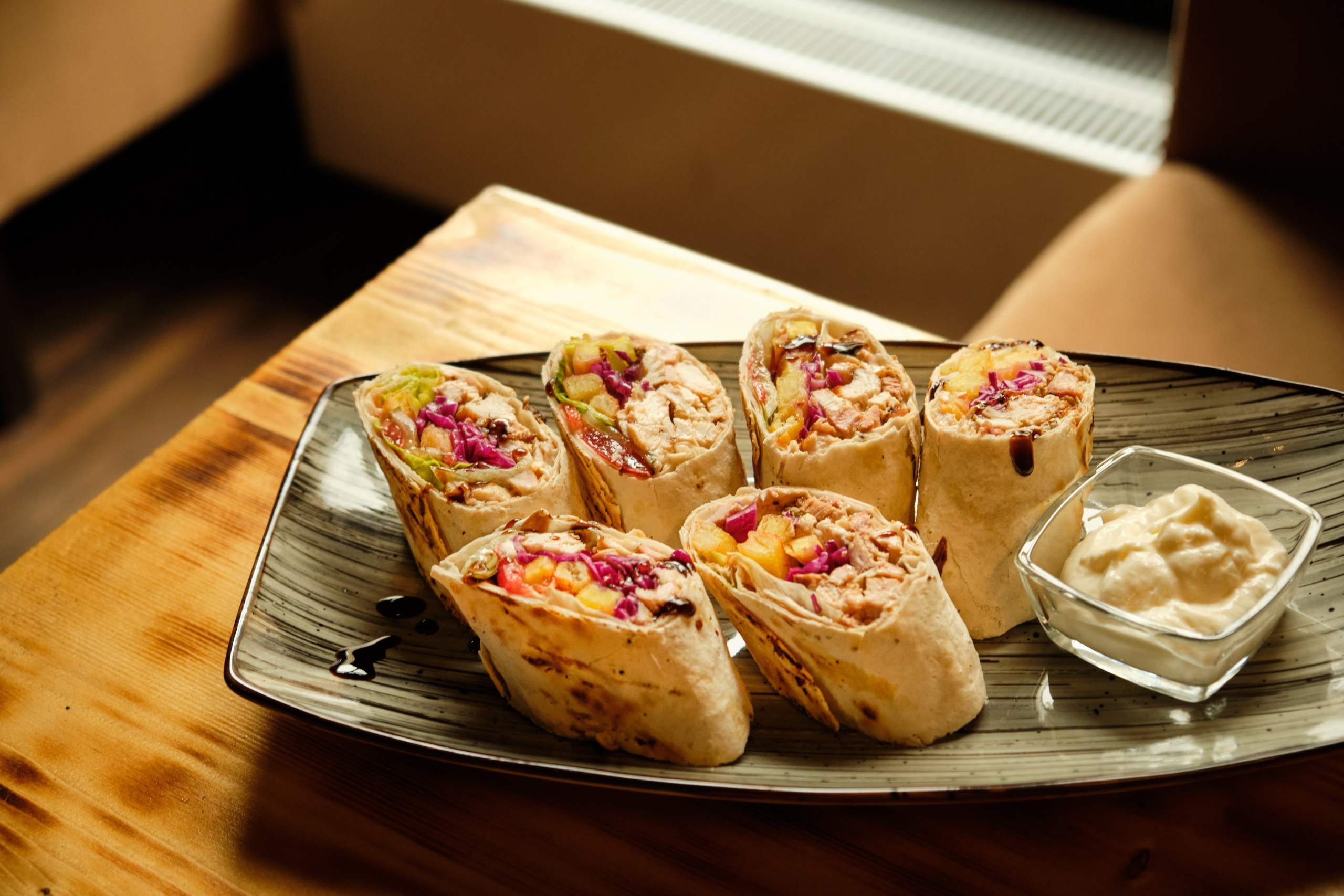 რესტორნის ფოტოგადაღება ბურგერებითა და გრილ მენიუთი | ფუდ ფოტოგრაფი და ინტერიერები თბილისი. კომერციული ფოტოგრაფი თბილისი | კერძებისა და პროდუქციის გადაღება | გორბაჩოვი ვიტალი