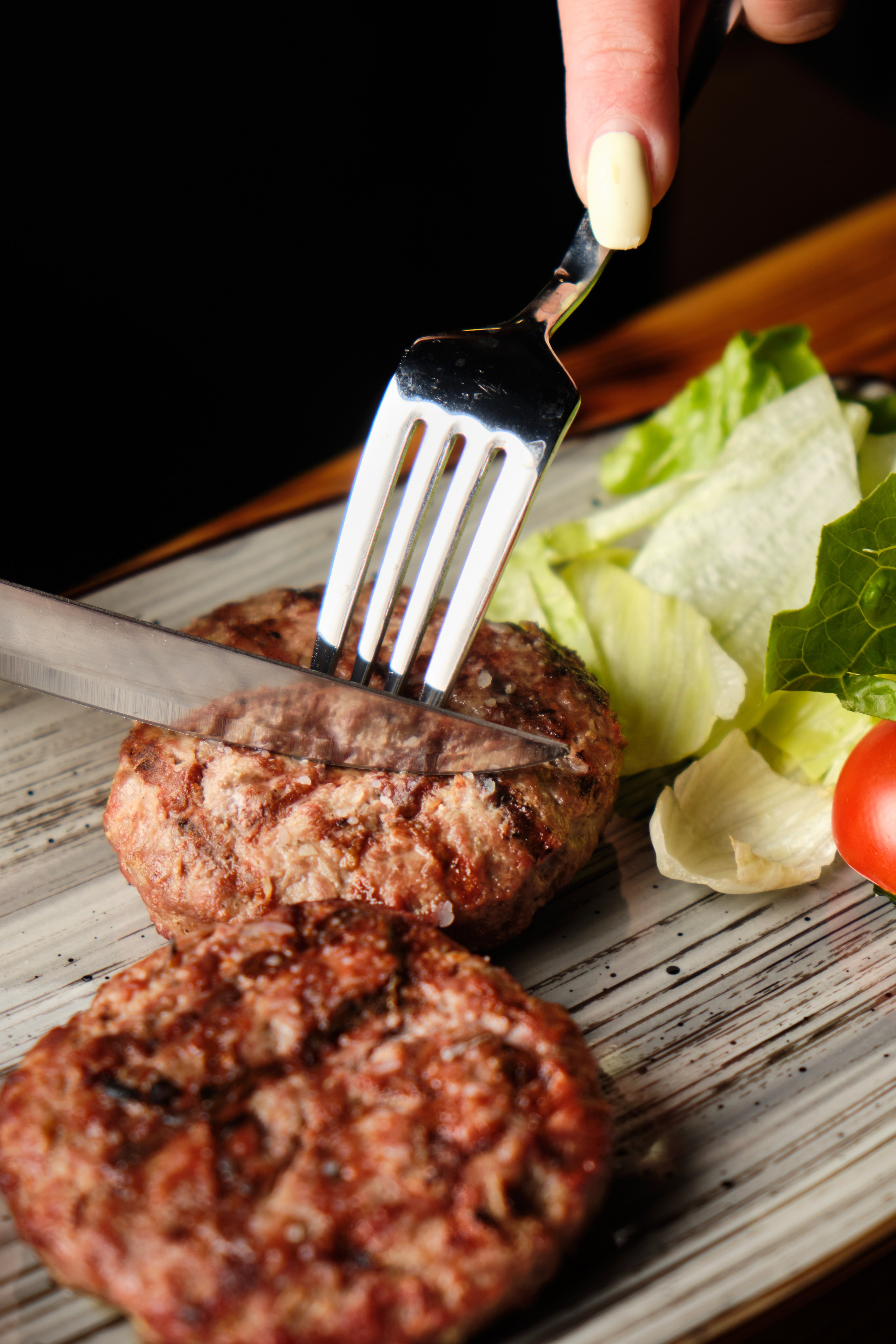 რესტორნის ფოტოგადაღება ბურგერებითა და გრილ მენიუთი | ფუდ ფოტოგრაფი და ინტერიერები თბილისი. კომერციული ფოტოგრაფი თბილისი | კერძებისა და პროდუქციის გადაღება | გორბაჩოვი ვიტალი