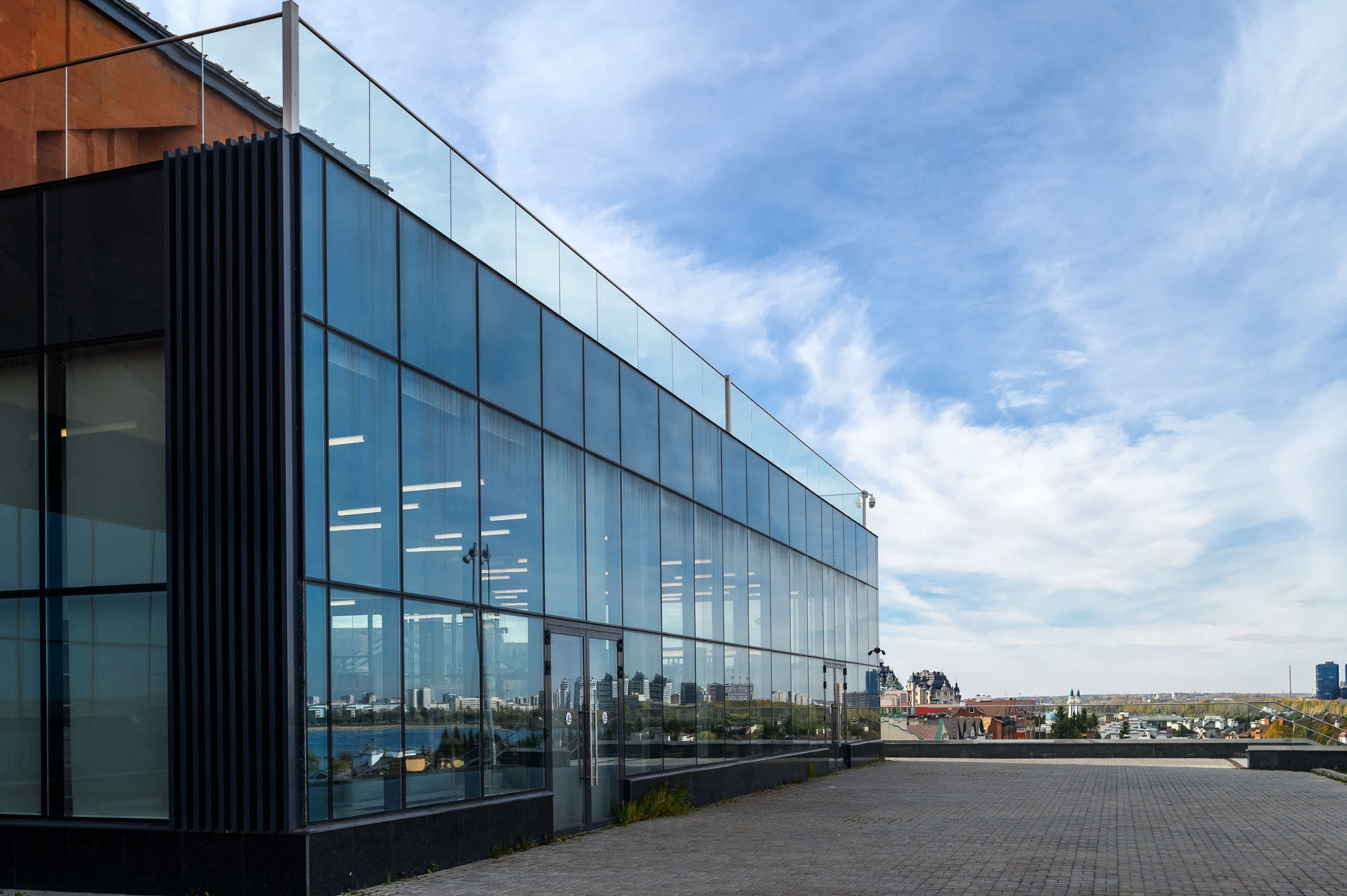 Пространство у Национальной библиотеки с мягким рассеянным светом идеально для естественных портретов