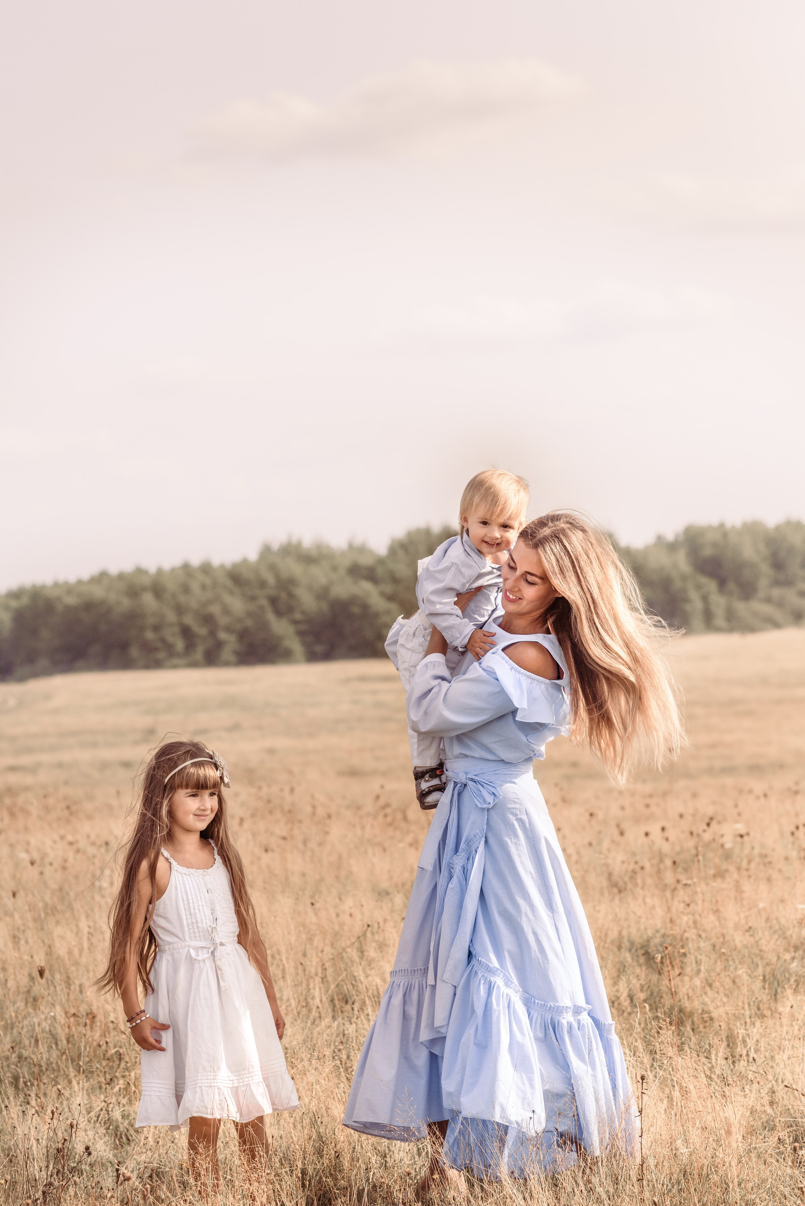 Entdecken Sie eine professionelle Familienfotoserie im Freien. Natürliche Posen, warme Farben und authentische Momente für moderne Familienfotografie.