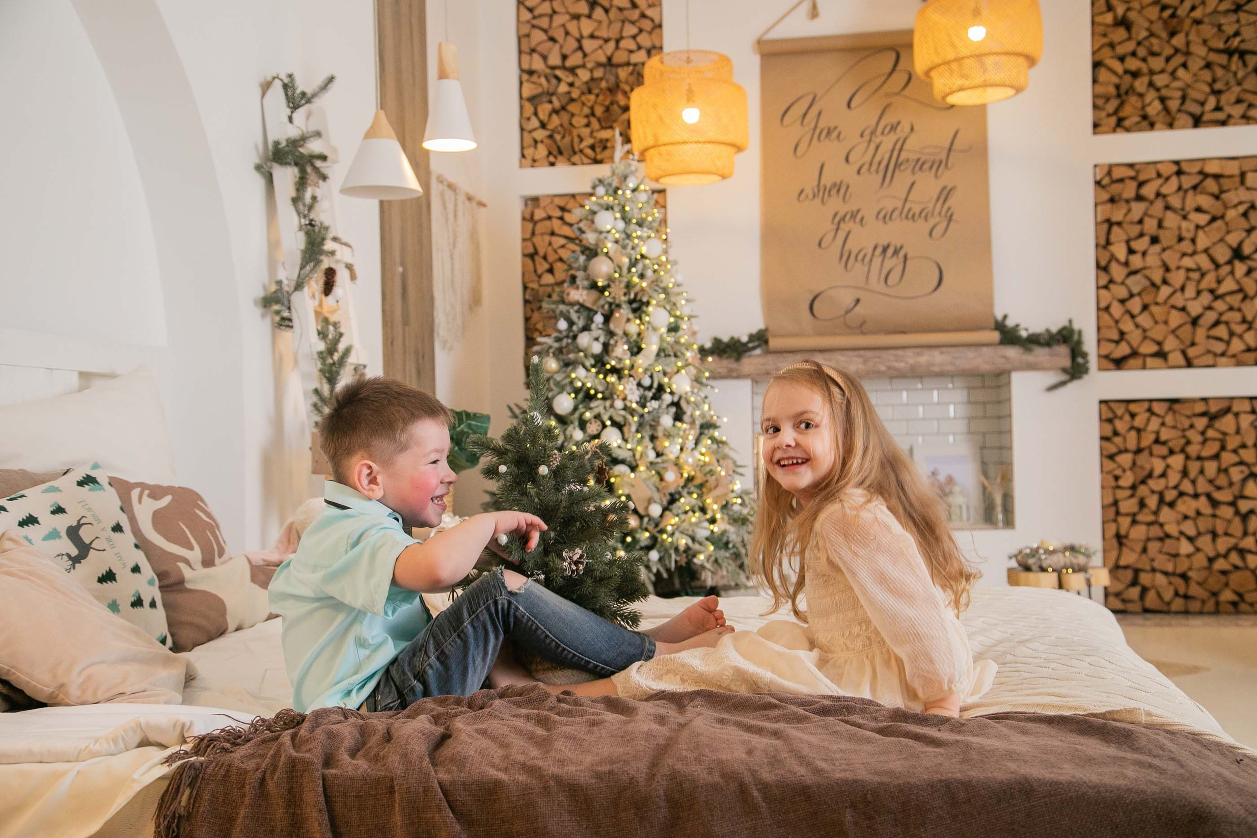 Алеша и Николь у елки. Семейный и детский фотограф в Санкт-Петербург. Natalia Fadel