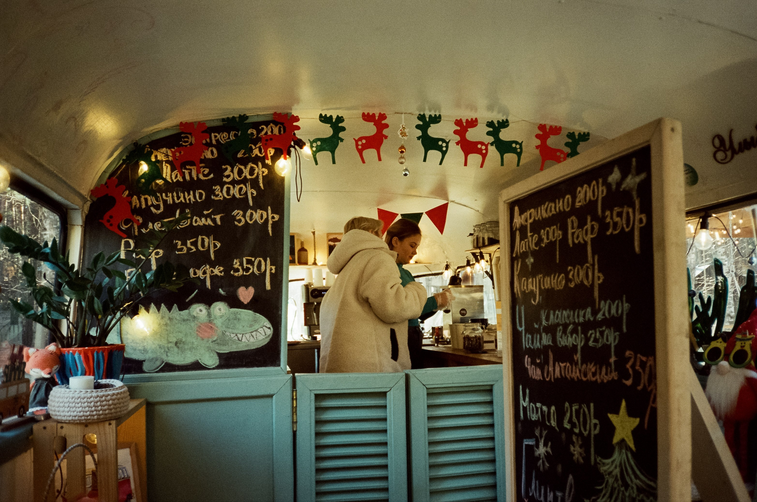 Утро в Манжероке и кафе-автобус Coffee Bus на Чемальском тракте. Фотограф-документалист Мария Осокина