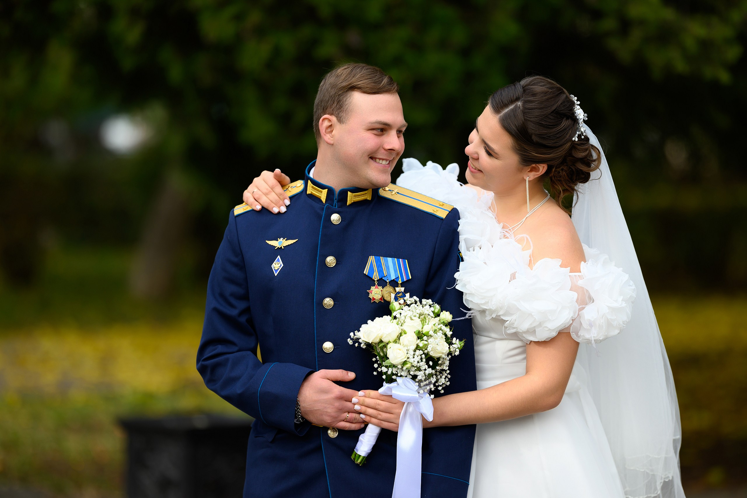 Невеста обнимает жениха.