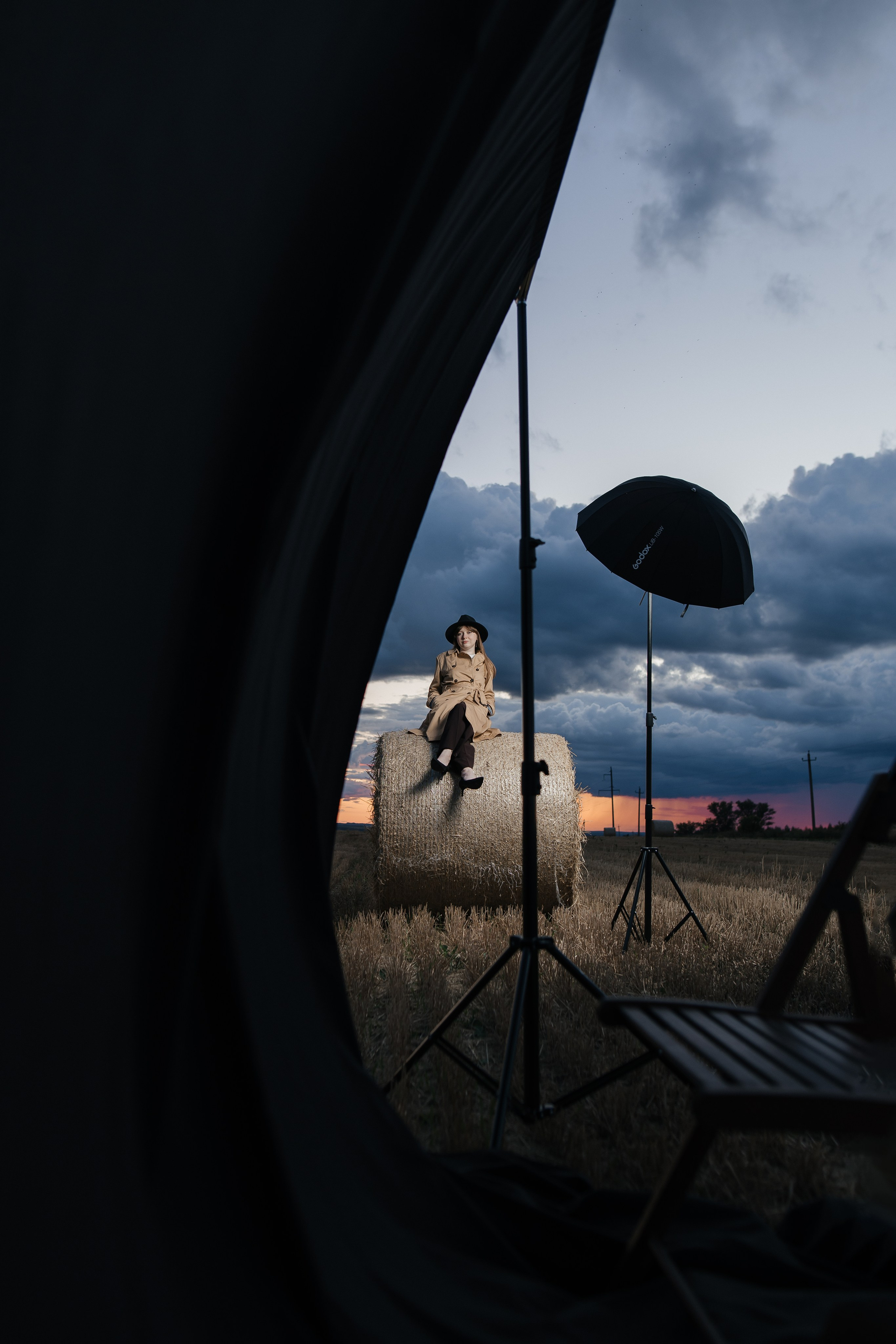 Фотосессия для девушки в вечернем поле перед дождем