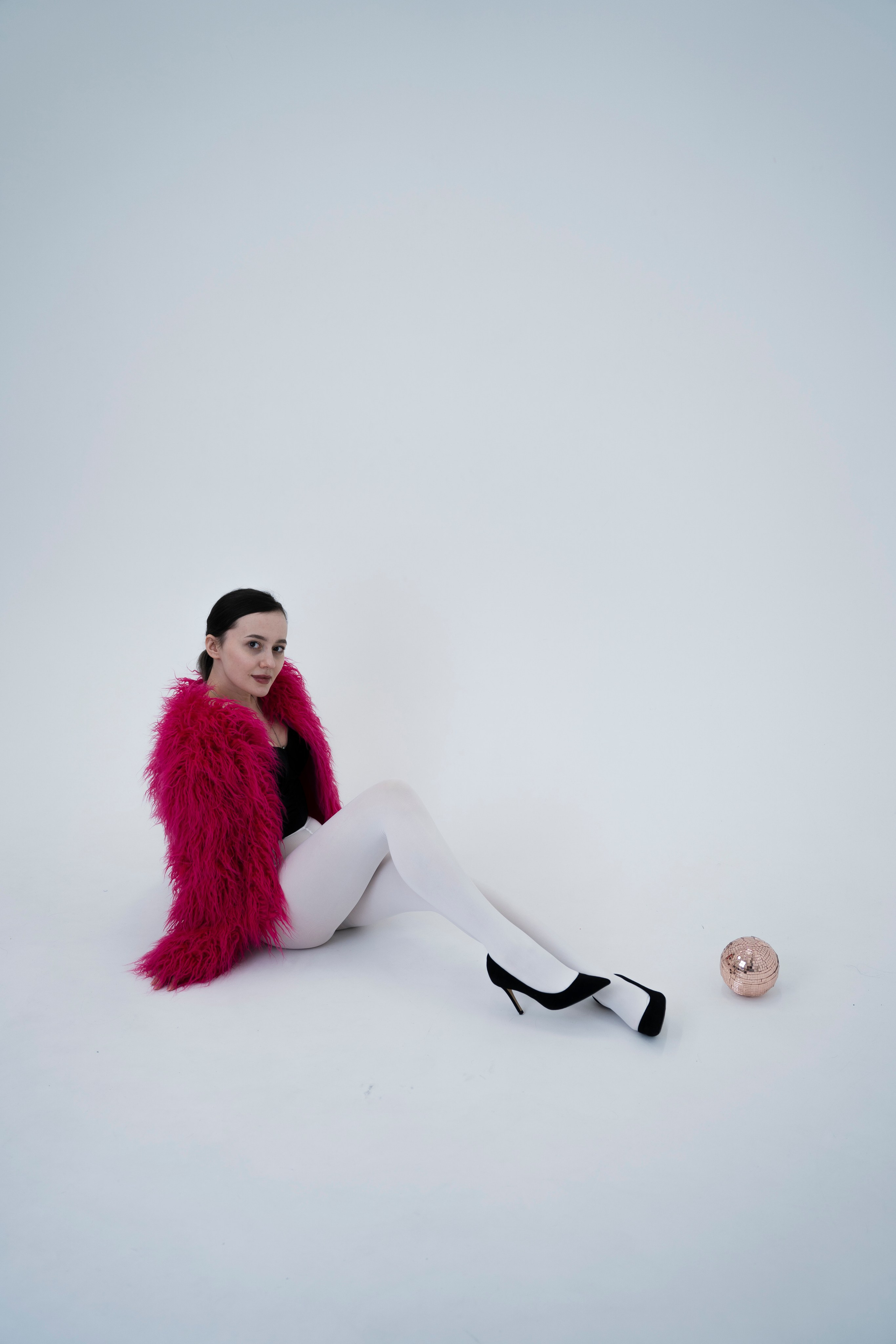 ДЕВОЧКА НА ШАРЕ. Главная