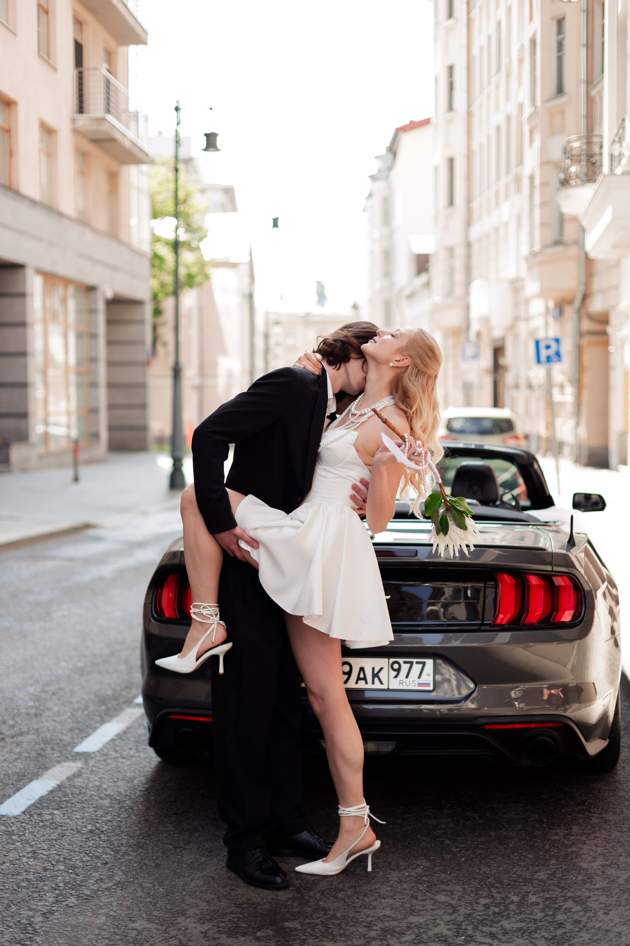Свадебная фотосессия с автомобилем в центре Москвы, фотограф свадьбам Москва