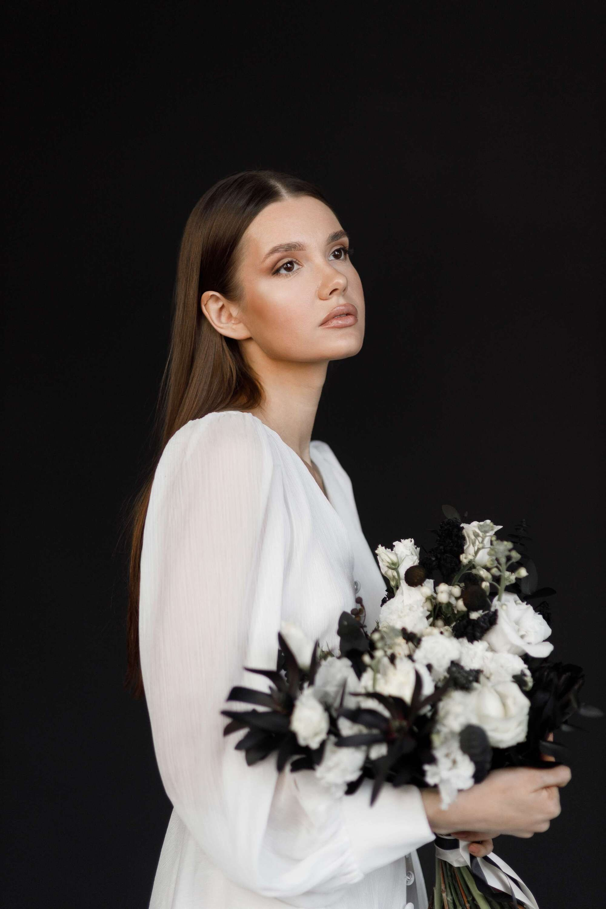Невеста в темных тонах с черным букетом