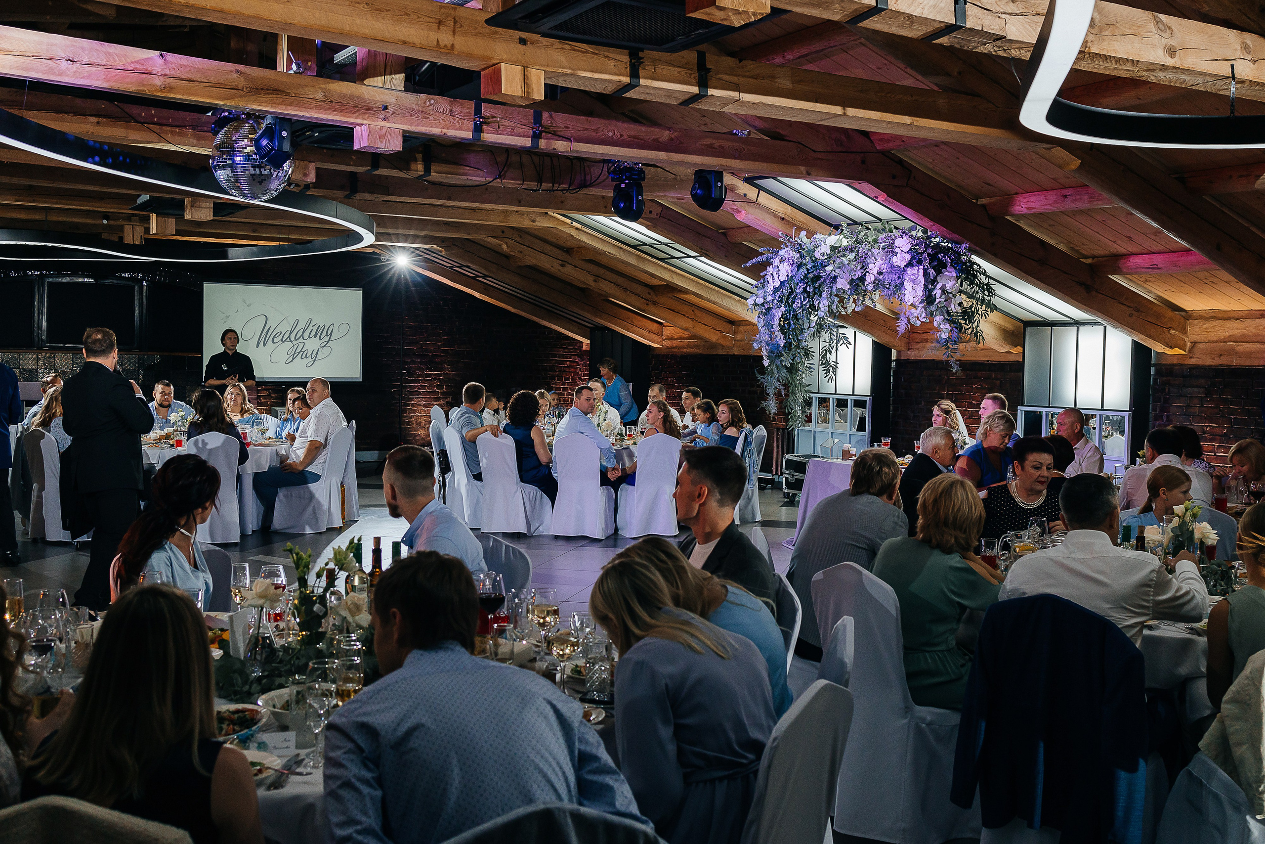 Трогательная выездная церемония в уютном дворике отеля. Олег Сверчков | Свадебный фотограф Вологда