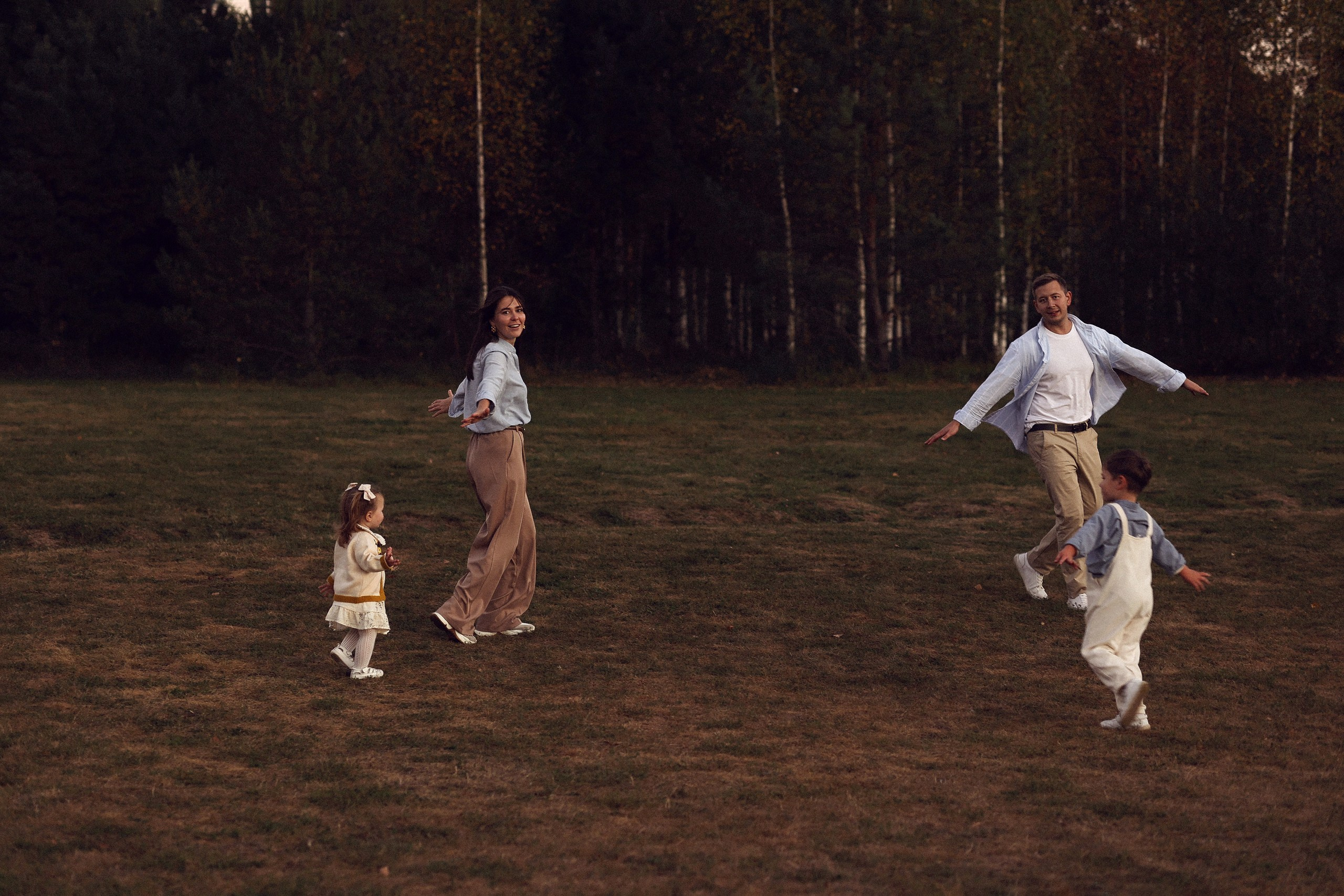 Олег, Анна, Саша и Вика в Мещерском парке. Настя Оленченко, портретный/семейный фотограф на цифру и плёнку Москва