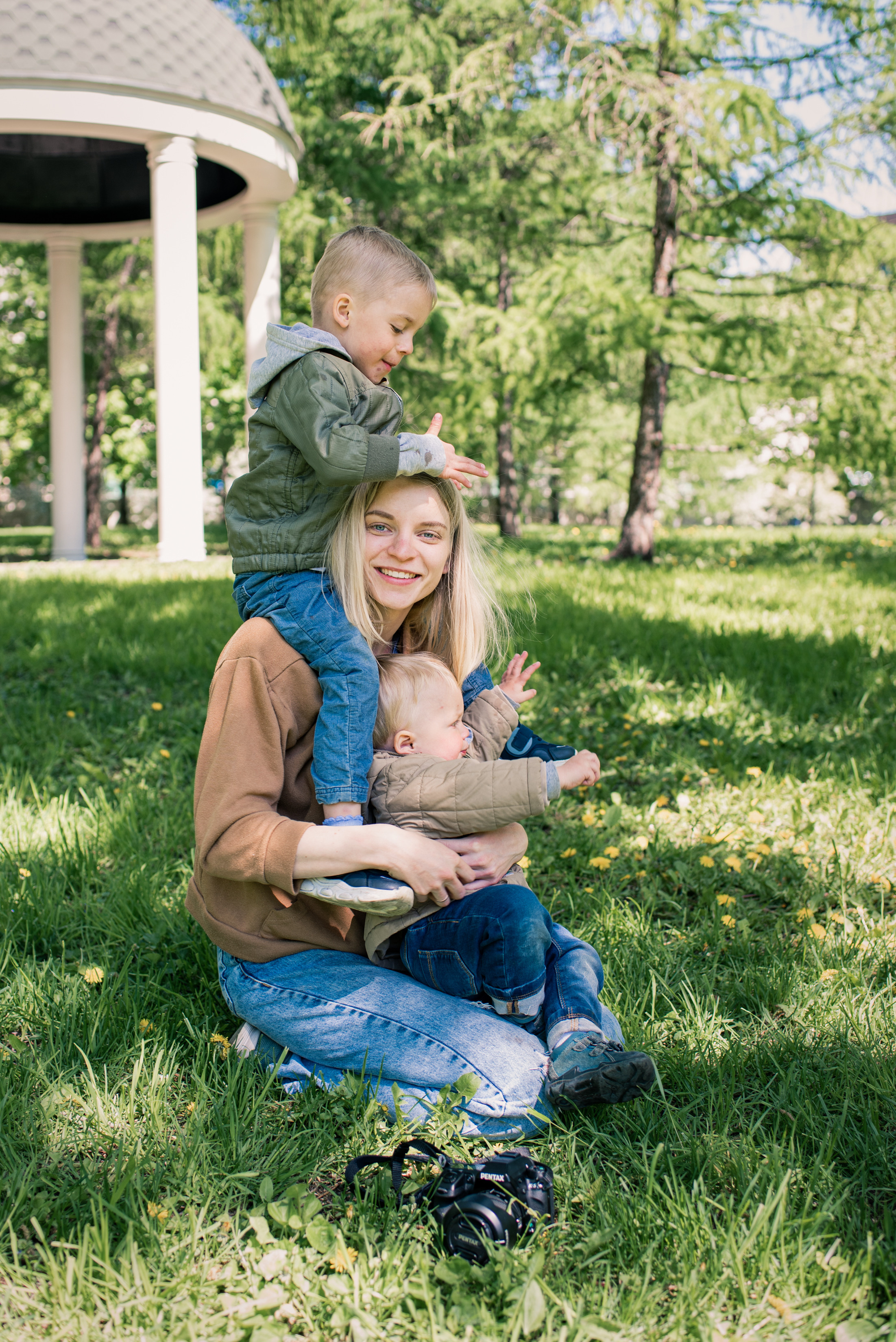 Майская прогулка с двумя сорванцами. Семейный фотограф в Москве Анна Коропова