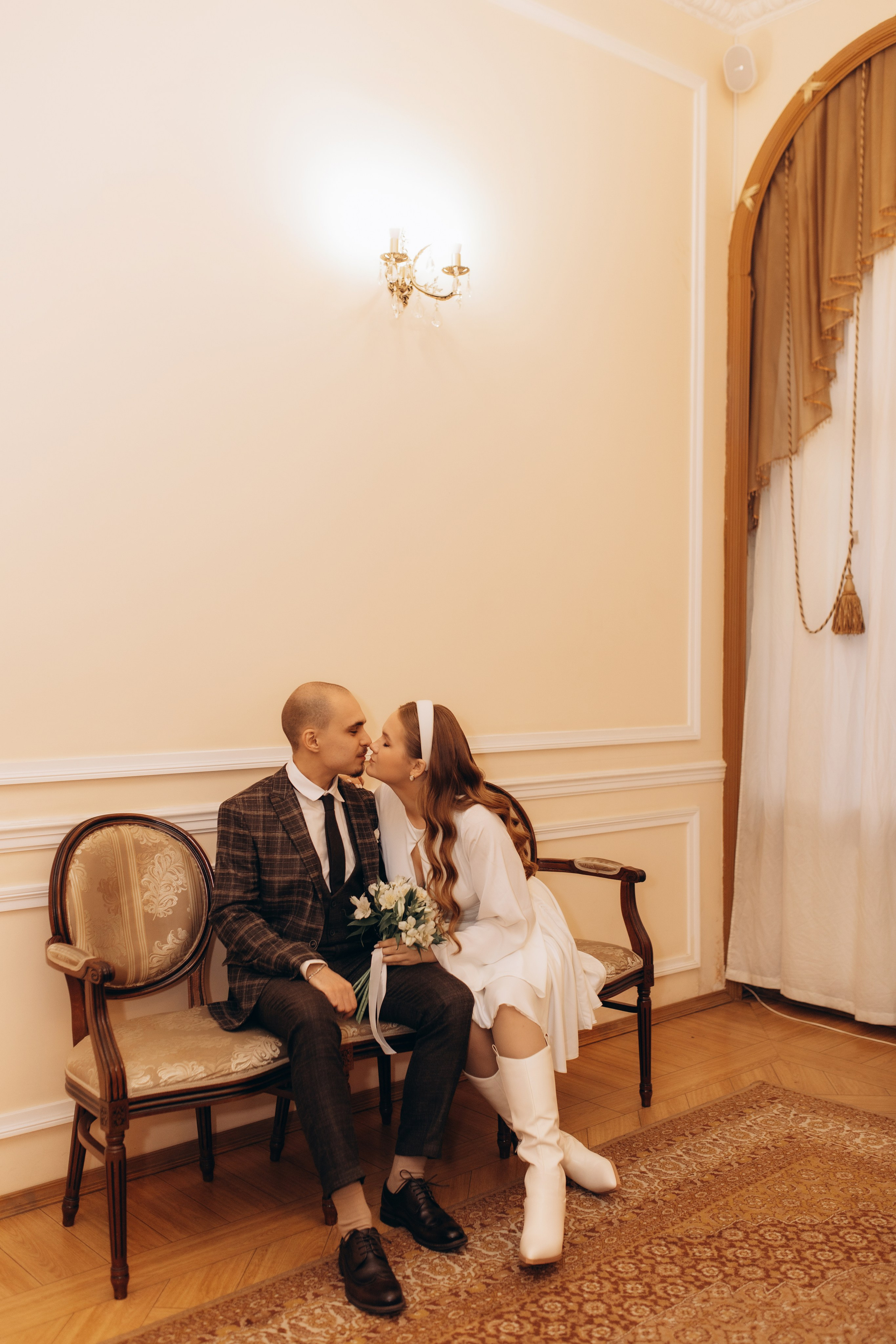 Свадебная фотосессия в загсе Петроградского района и прогулка. Фотограф в Санкт-Петербурге Разиля Идиятуллина