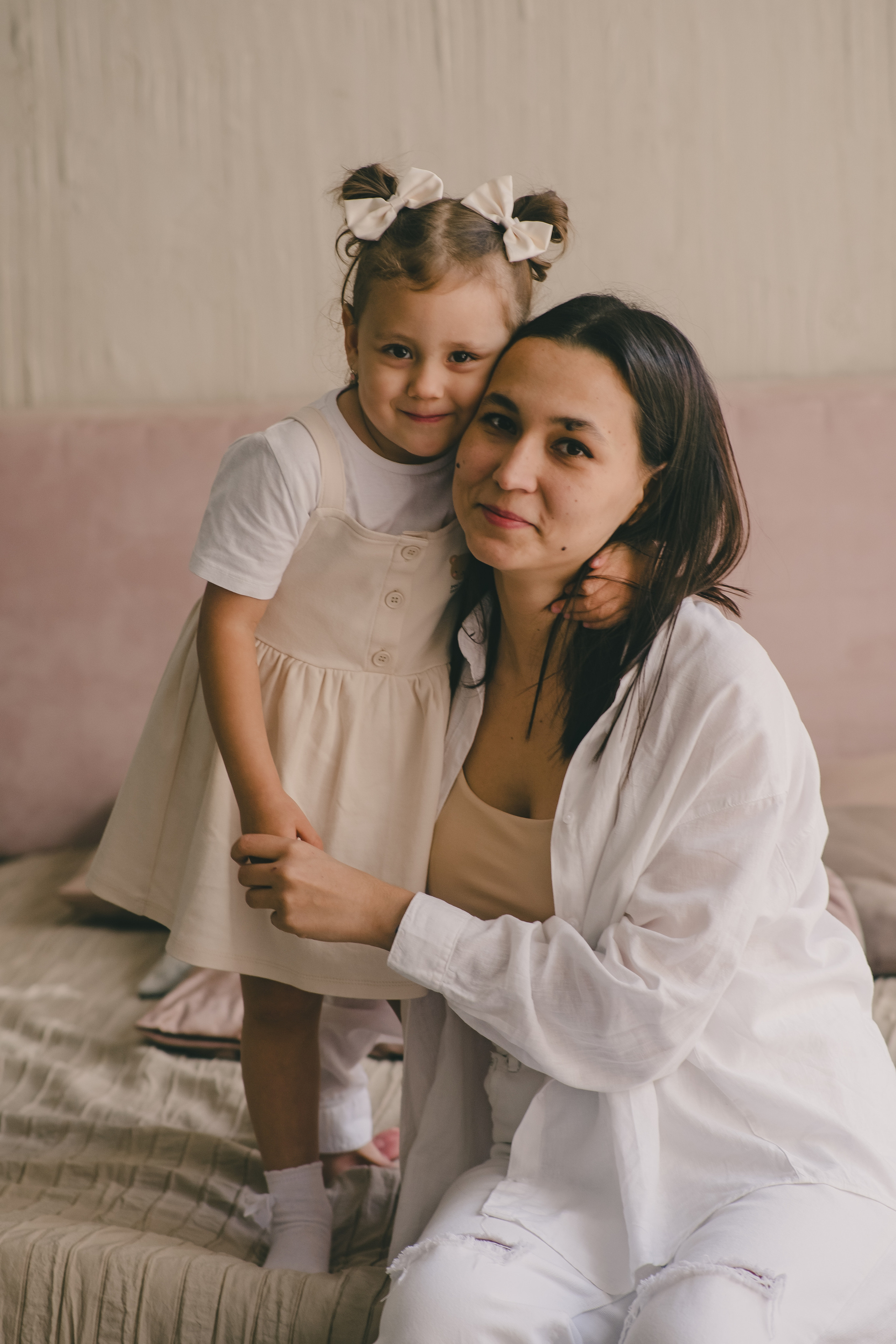 Мама и дочка. Фотосессия в студии. Свадебный и семейный фотограф Анастасия Зырянкина