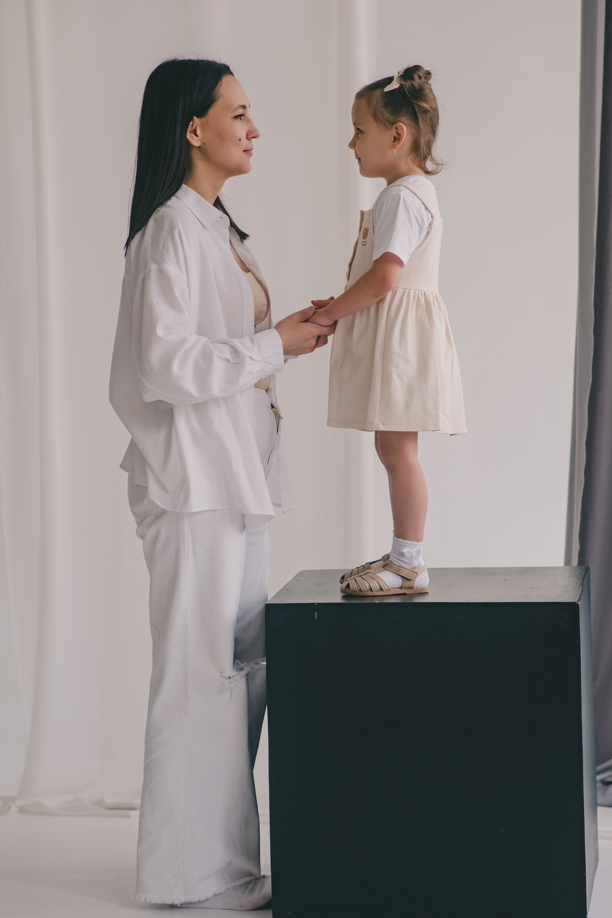 Мама и дочка. Фотосессия в студии. Свадебный и семейный фотограф Анастасия Зырянкина