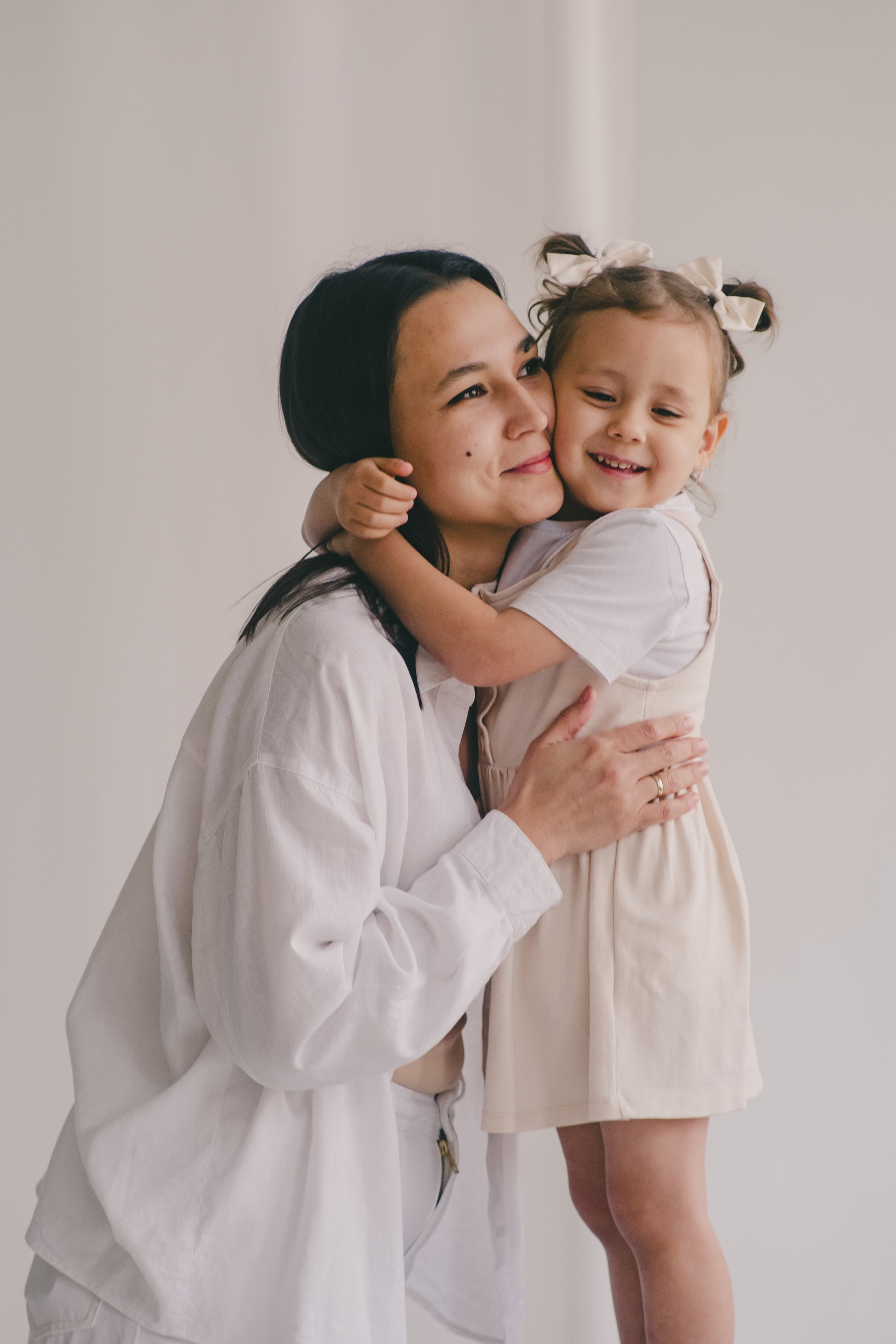 Мама и дочка. Фотосессия в студии. Свадебный и семейный фотограф Анастасия Зырянкина