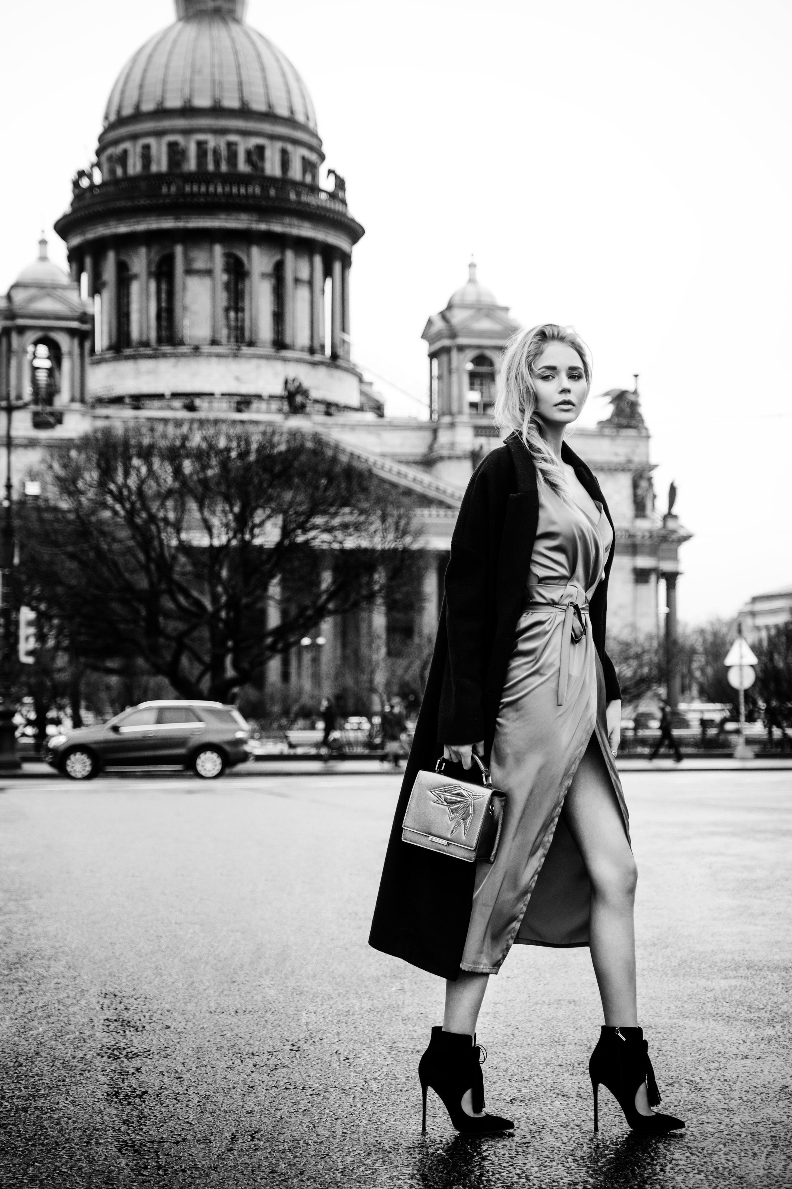 Фотосессия в центре СПб: прогулка с Софией у Исаакиевского и в Доме Зингера