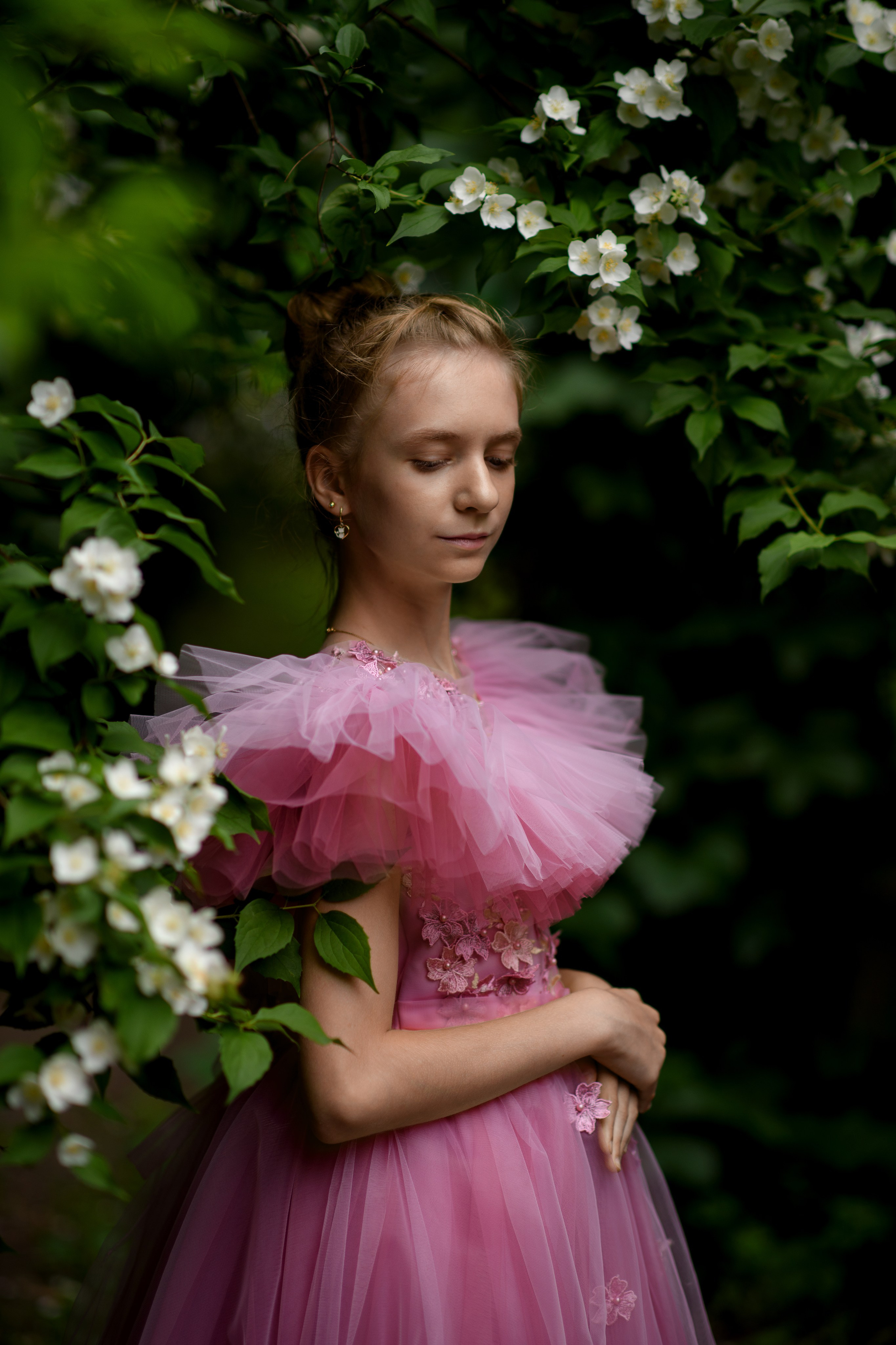 В цветущем чубушнике в саду имени Баумана. Главная