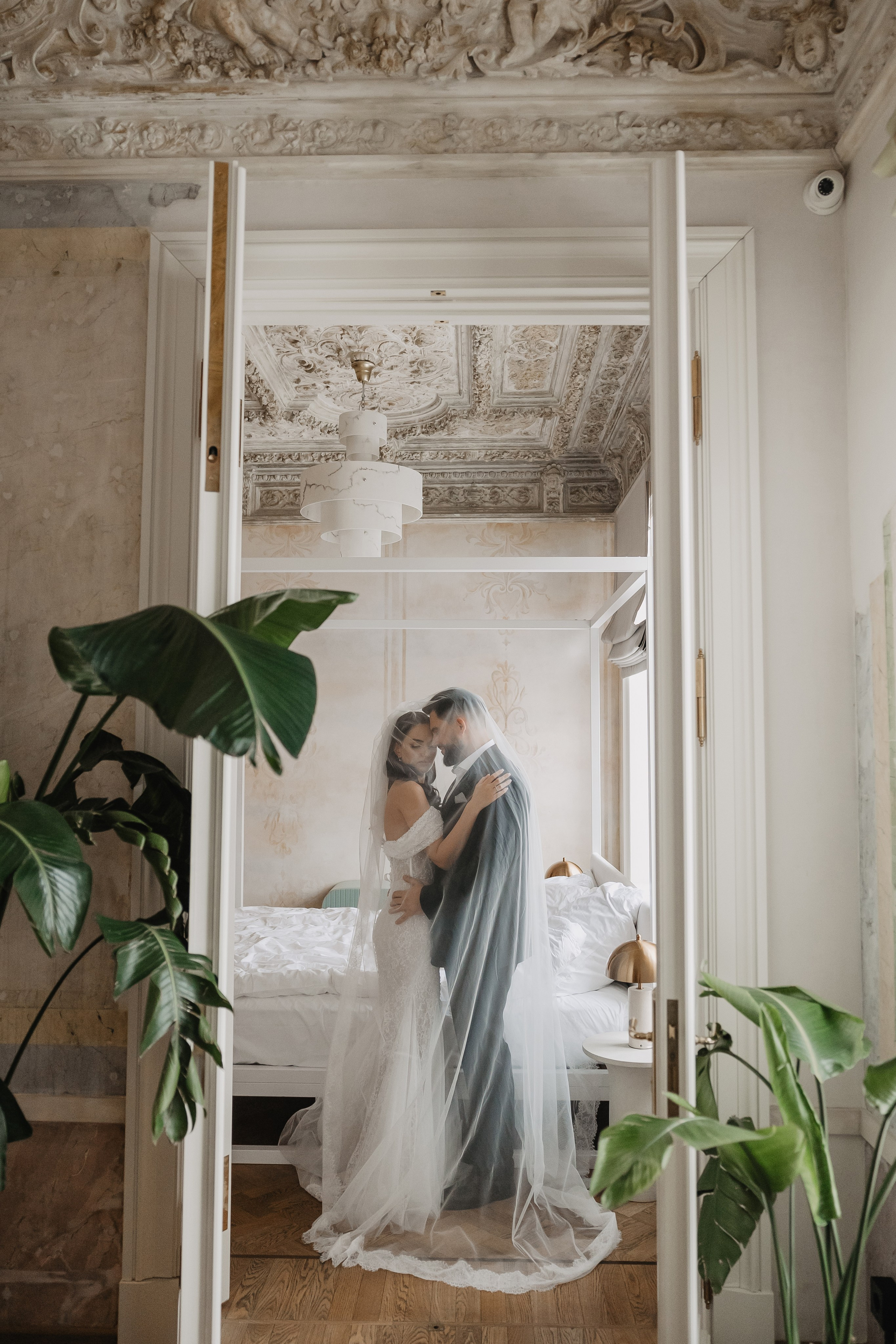 свадебная фотосессия в отеле Twelve Reasons в Москве