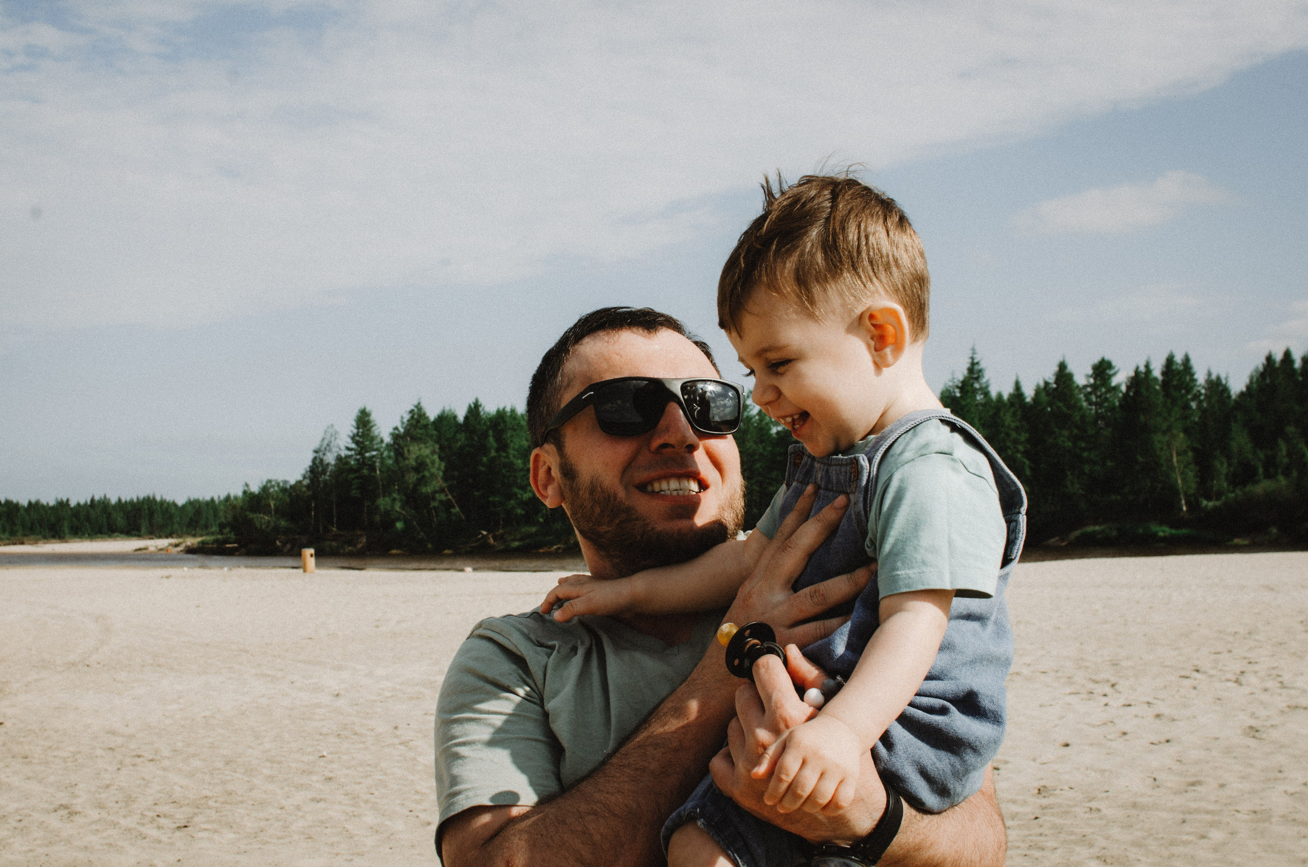 Адам с папой на пляже