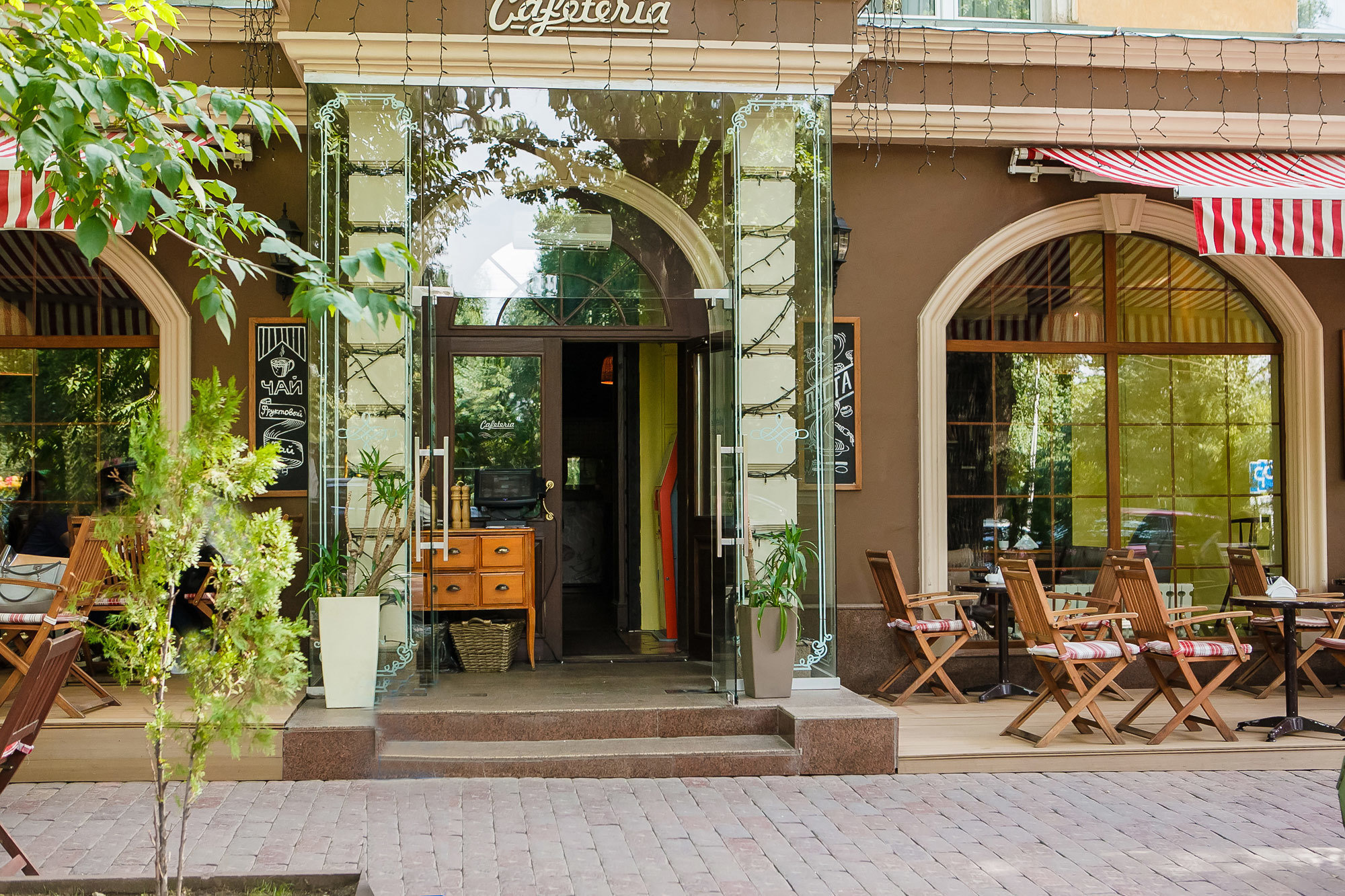 Профессиональный свадебный фотограф, видевший разные свадебные платья,. Свадебный и семейный фотограф Алматы Владимир Акуленко