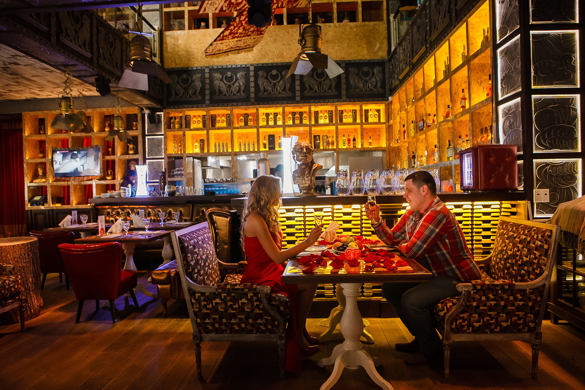 Профессиональный свадебный фотограф, видевший разные свадебные платья,. Свадебный и семейный фотограф Алматы Владимир Акуленко