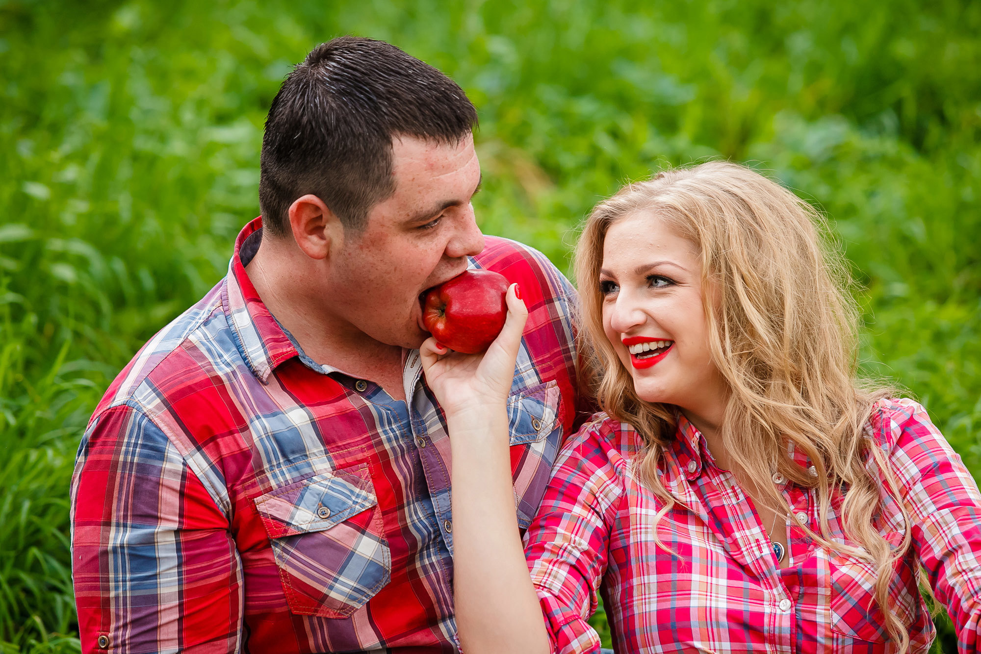 Профессиональный свадебный фотограф, видевший разные свадебные платья,. Свадебный и семейный фотограф Алматы Владимир Акуленко