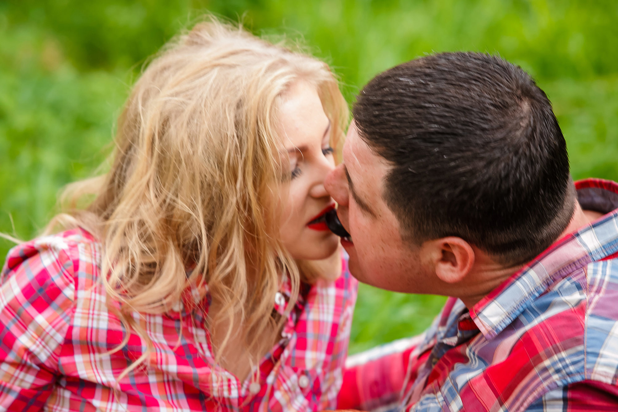 Профессиональный свадебный фотограф, видевший разные свадебные платья,. Свадебный и семейный фотограф Алматы Владимир Акуленко