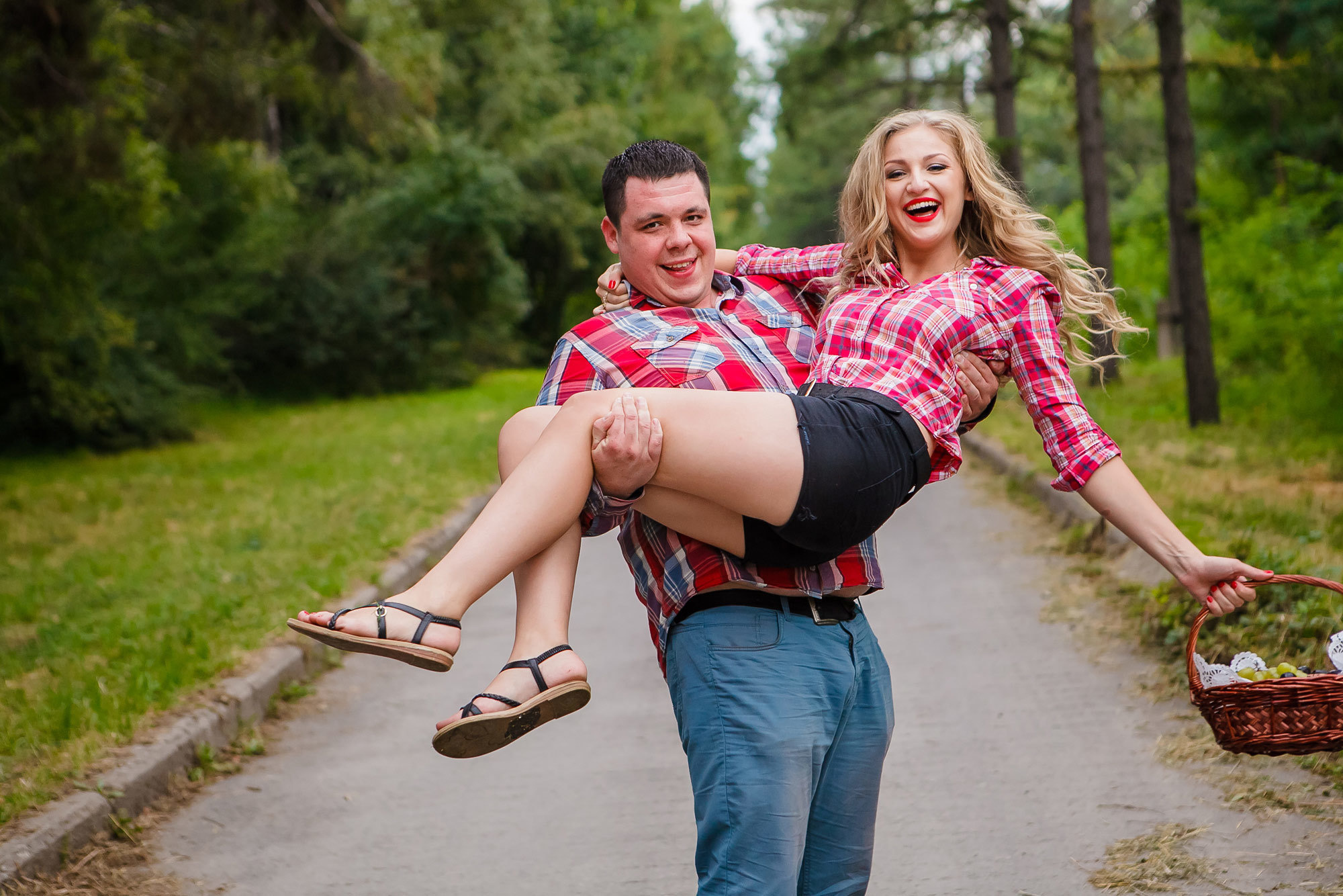 Профессиональный свадебный фотограф, видевший разные свадебные платья,. Свадебный и семейный фотограф Алматы Владимир Акуленко