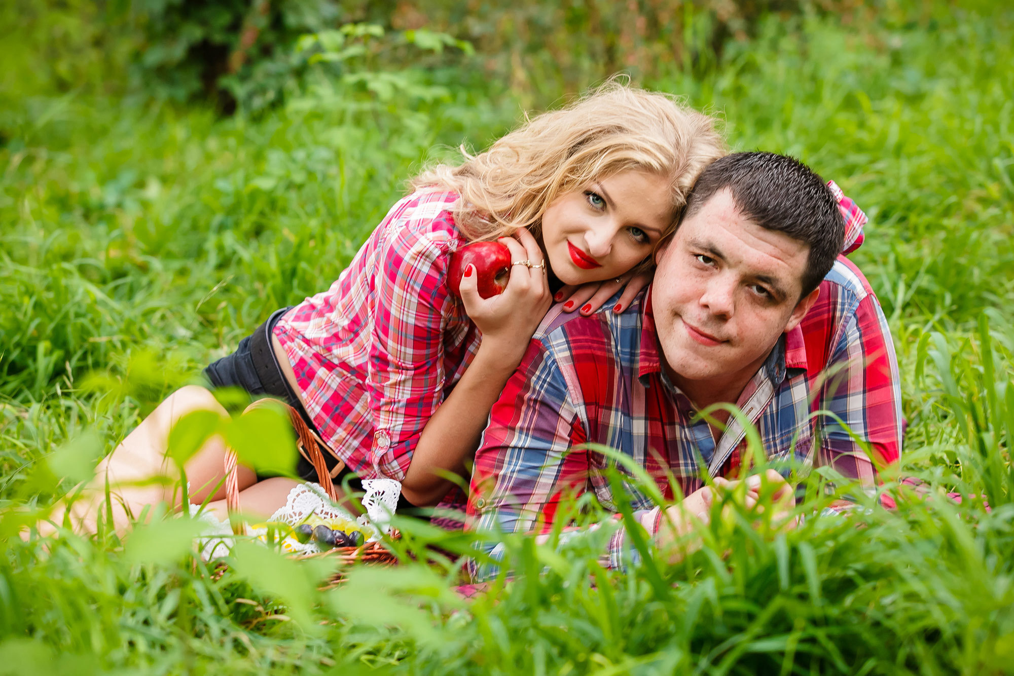 Профессиональный свадебный фотограф, видевший разные свадебные платья,. Свадебный и семейный фотограф Алматы Владимир Акуленко