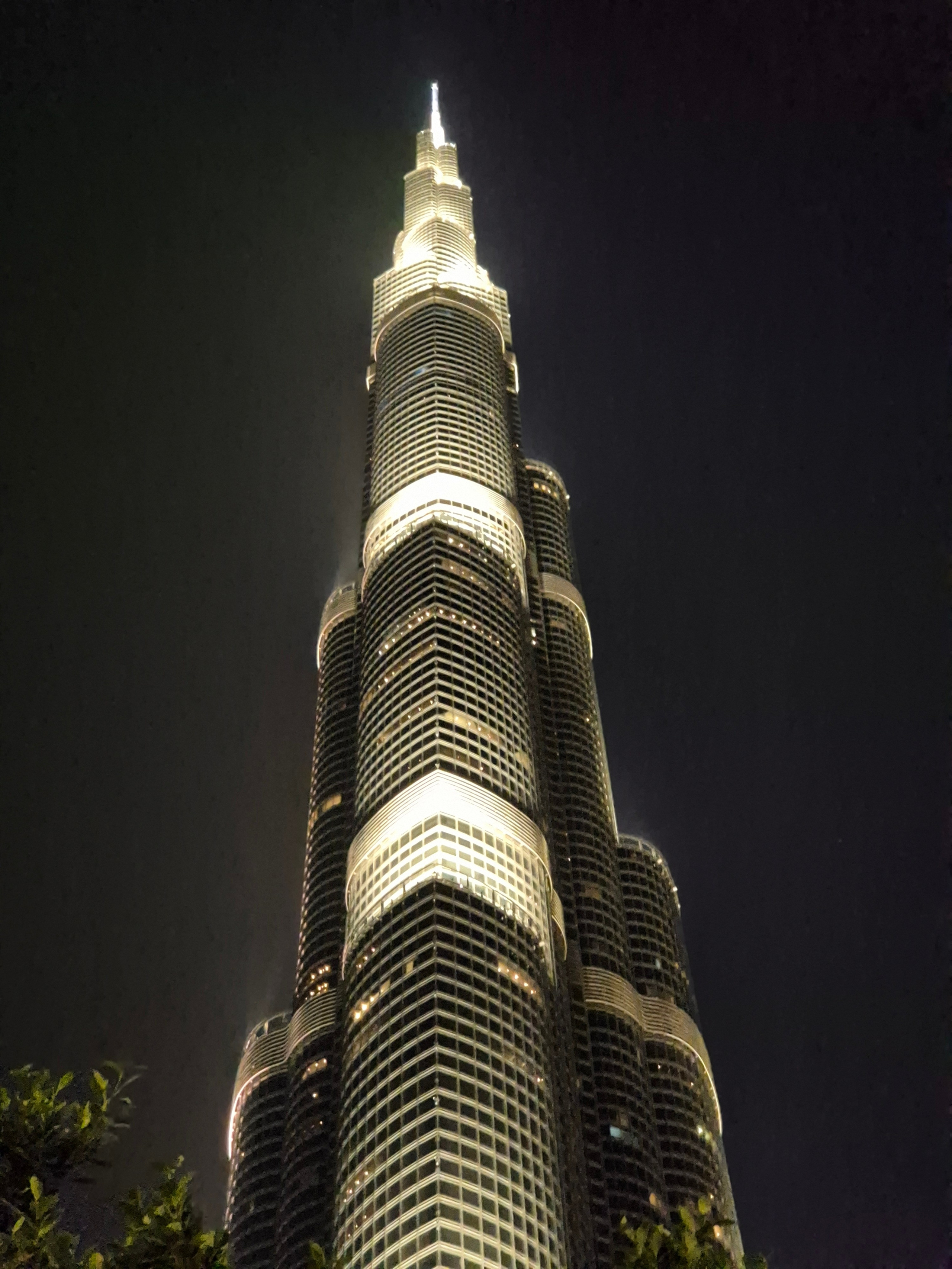 Ощущение фантастической постройки. Но вблизи масштаб здания оценить невозможно. 828 метров высоты не ощущаются