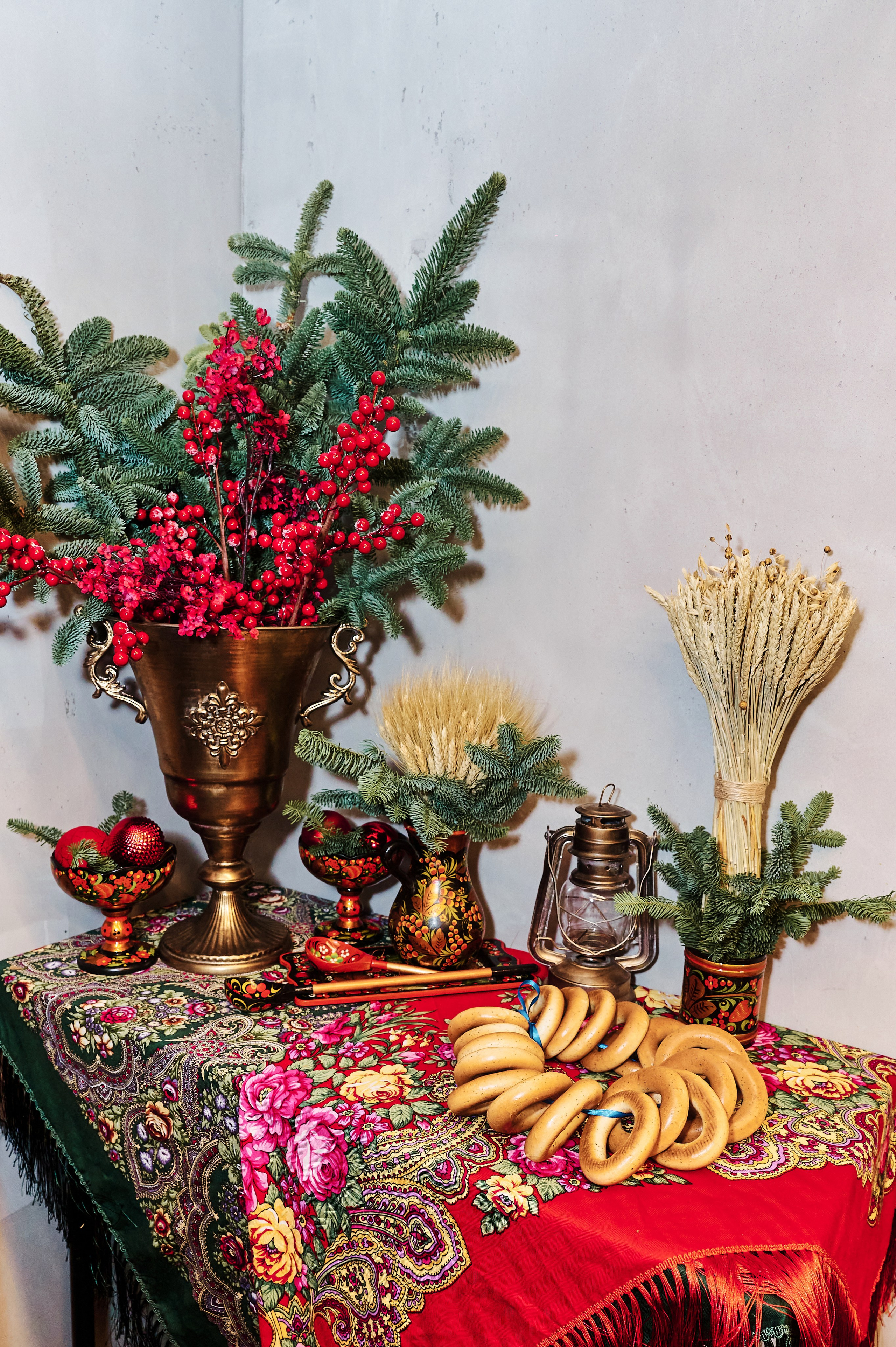 Праздничное оформление, красные цветы, торжественное событие, живое событие фотография