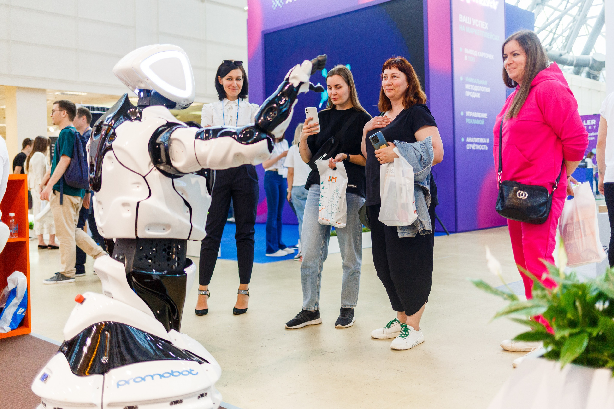 Обзор работы стенда Курьер-сервис. Репортажный фотограф Борис Геер