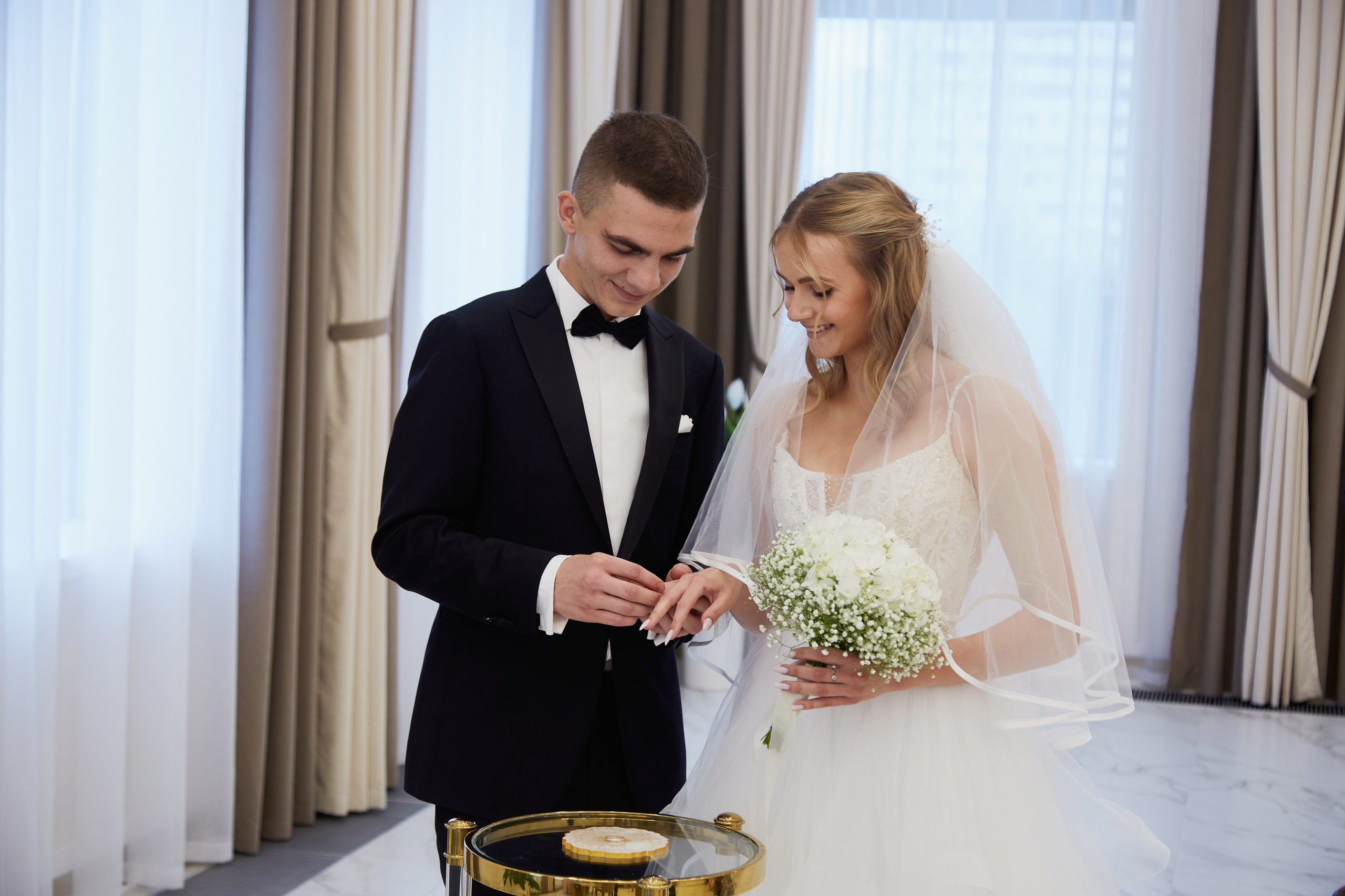 обмен обручальными кольцами в ЗАГСе