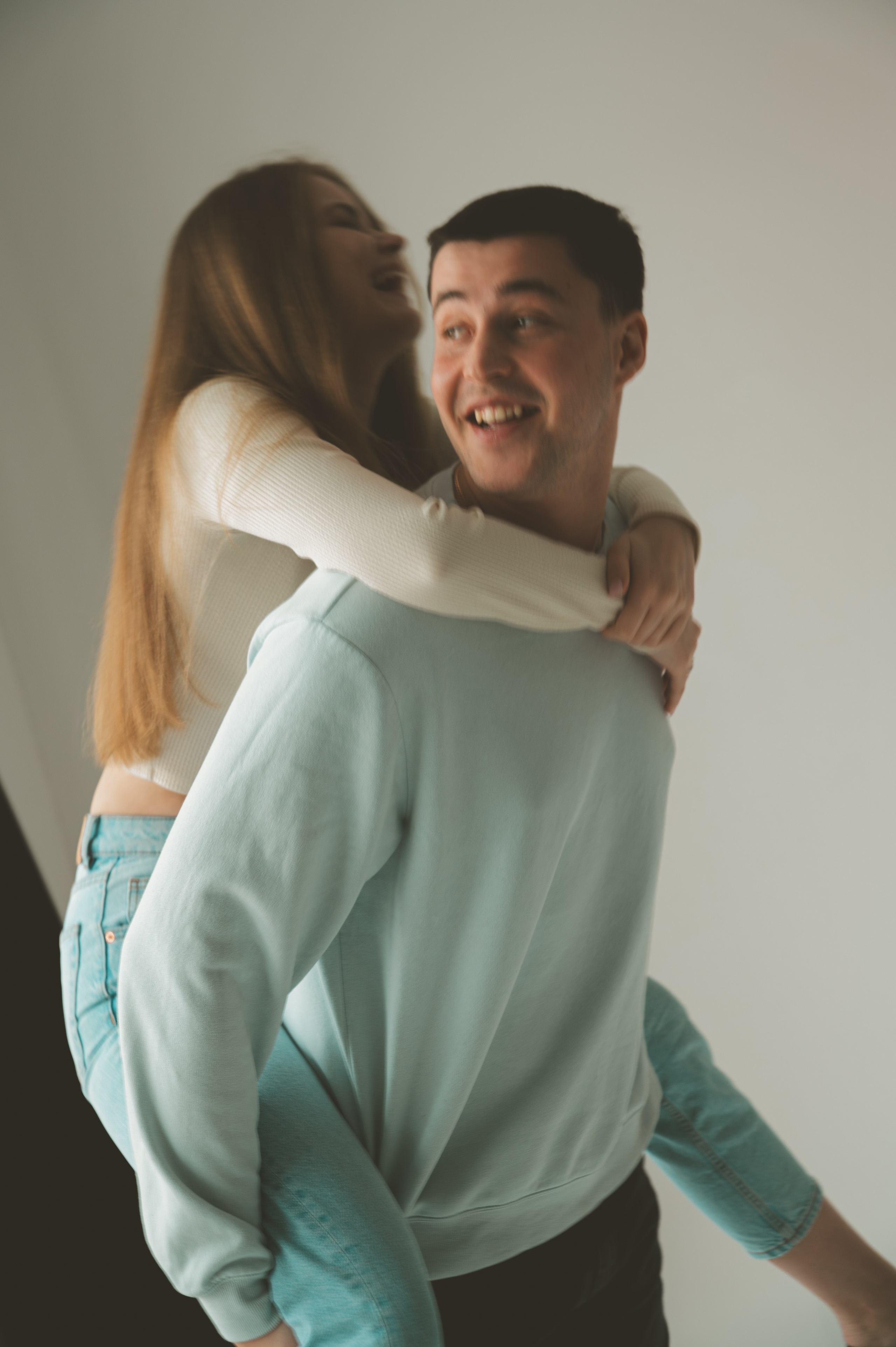 Предсвадебная лавстори в студии в Москве. Свадебный и портретный фотограф в Москве Жердев Даниил