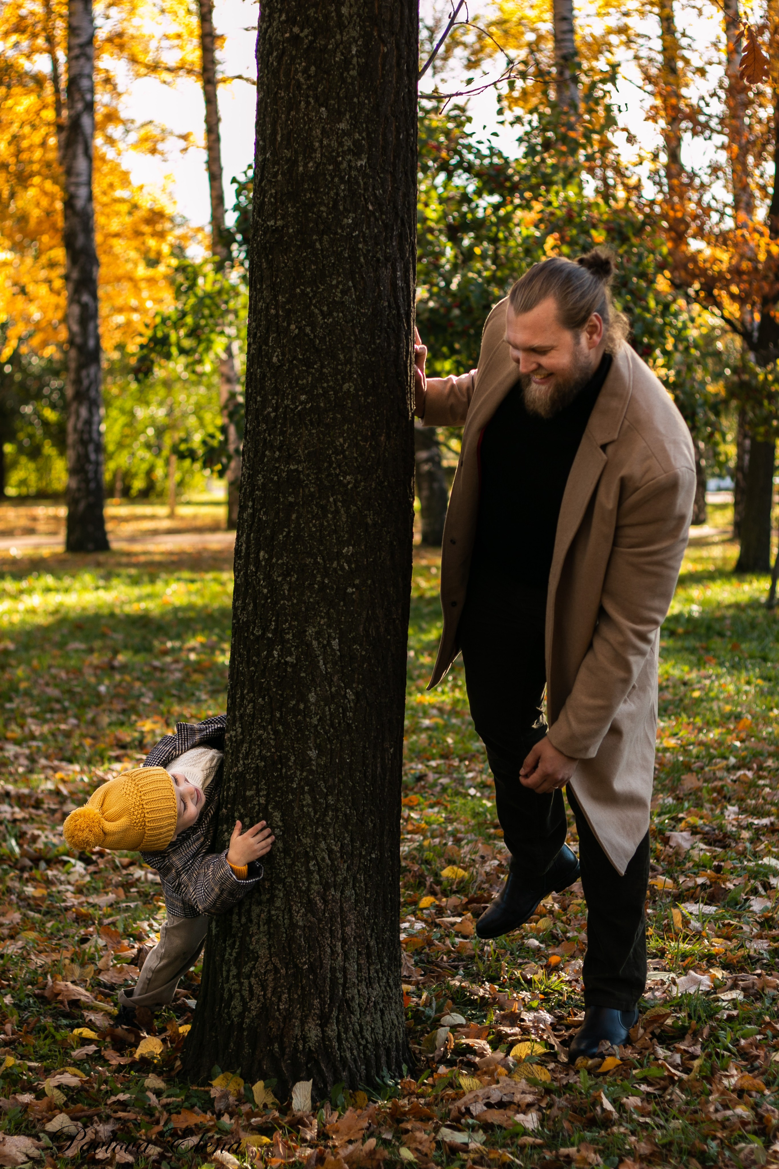Гоша с папой. Осенняя фотосессия папы с сыном в Парке Победы. Семейный и детский фотограф в Санкт-Петербурге Павлова Елена