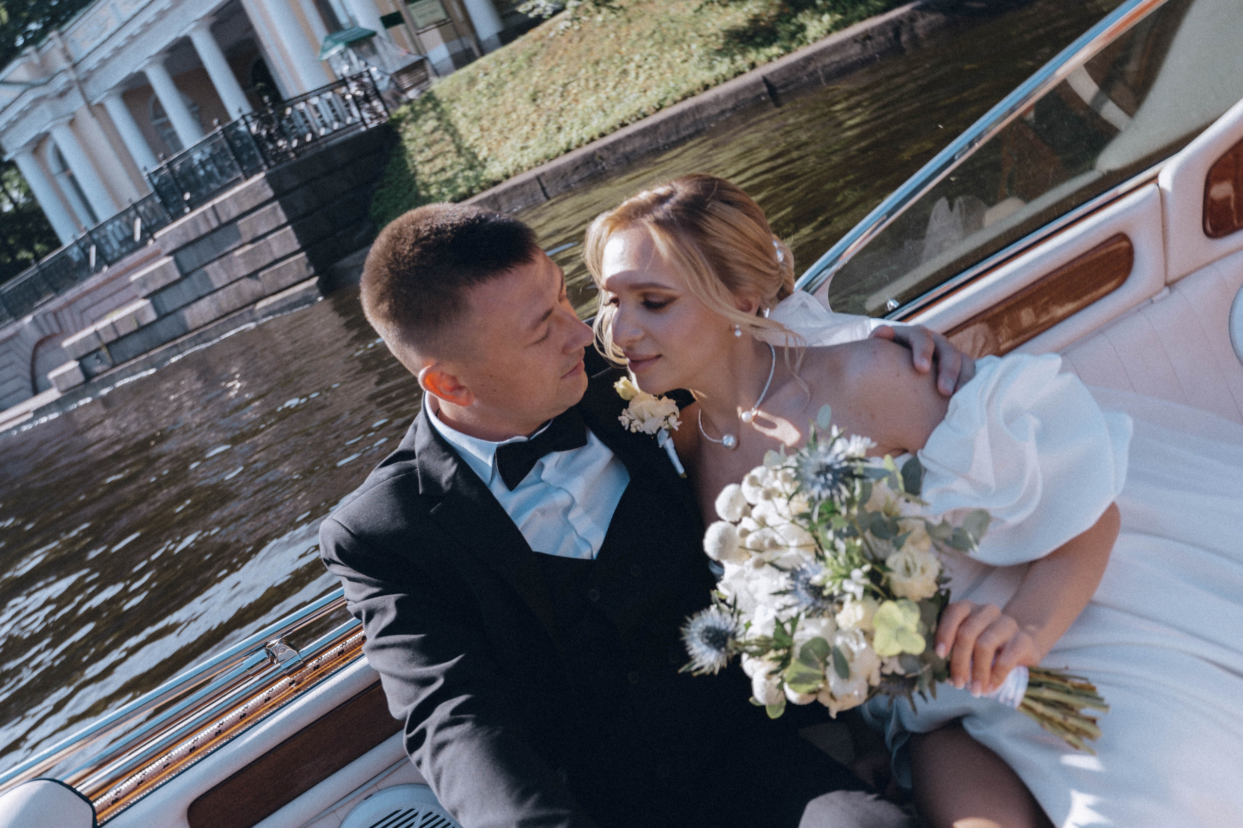 СВАДЕНБНАЯ СЬЕМКА НА КАТЕРЕ ПО КАНАЛАМ САНКТ-ПЕТЕРБУРГА И В АКВАТОРИИ НЕВЫ. Профессиональный фотограф, Санкт-Петербург — Виктория Богомолова
