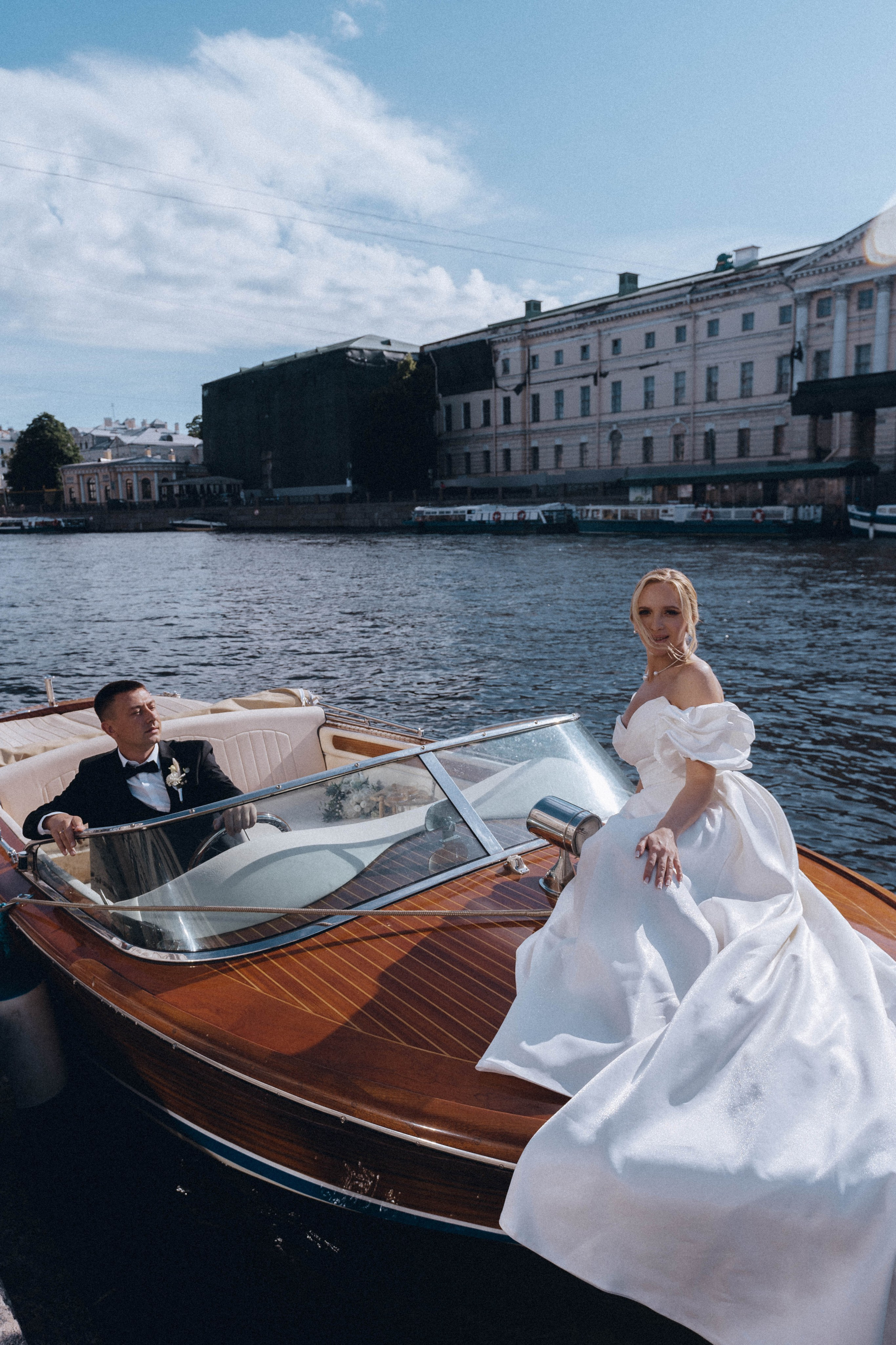 СВАДЕНБНАЯ СЬЕМКА НА КАТЕРЕ ПО КАНАЛАМ САНКТ-ПЕТЕРБУРГА И В АКВАТОРИИ НЕВЫ. Профессиональный фотограф, Санкт-Петербург — Виктория Богомолова