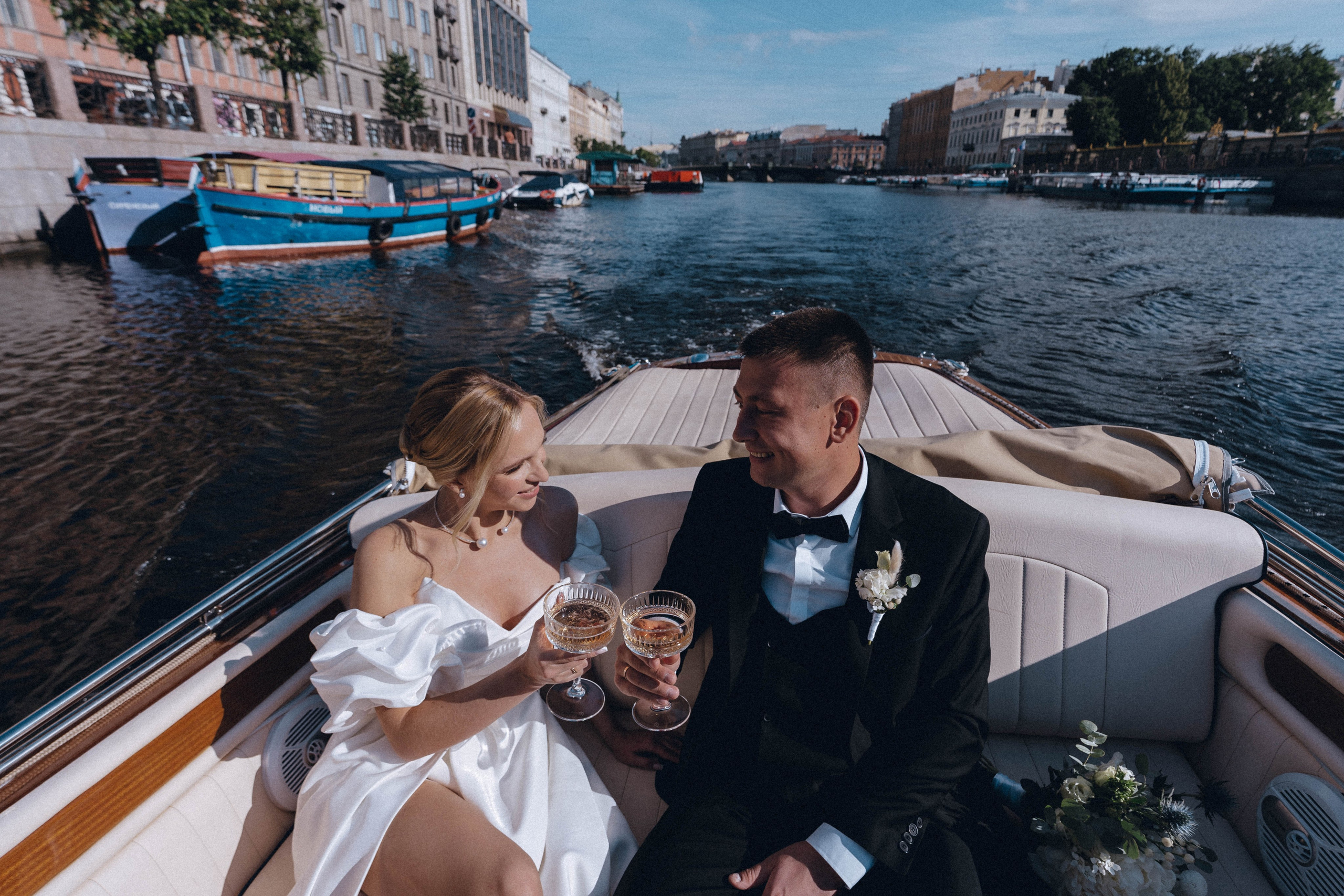 СВАДЕНБНАЯ СЬЕМКА НА КАТЕРЕ ПО КАНАЛАМ САНКТ-ПЕТЕРБУРГА И В АКВАТОРИИ НЕВЫ. Профессиональный фотограф, Санкт-Петербург — Виктория Богомолова