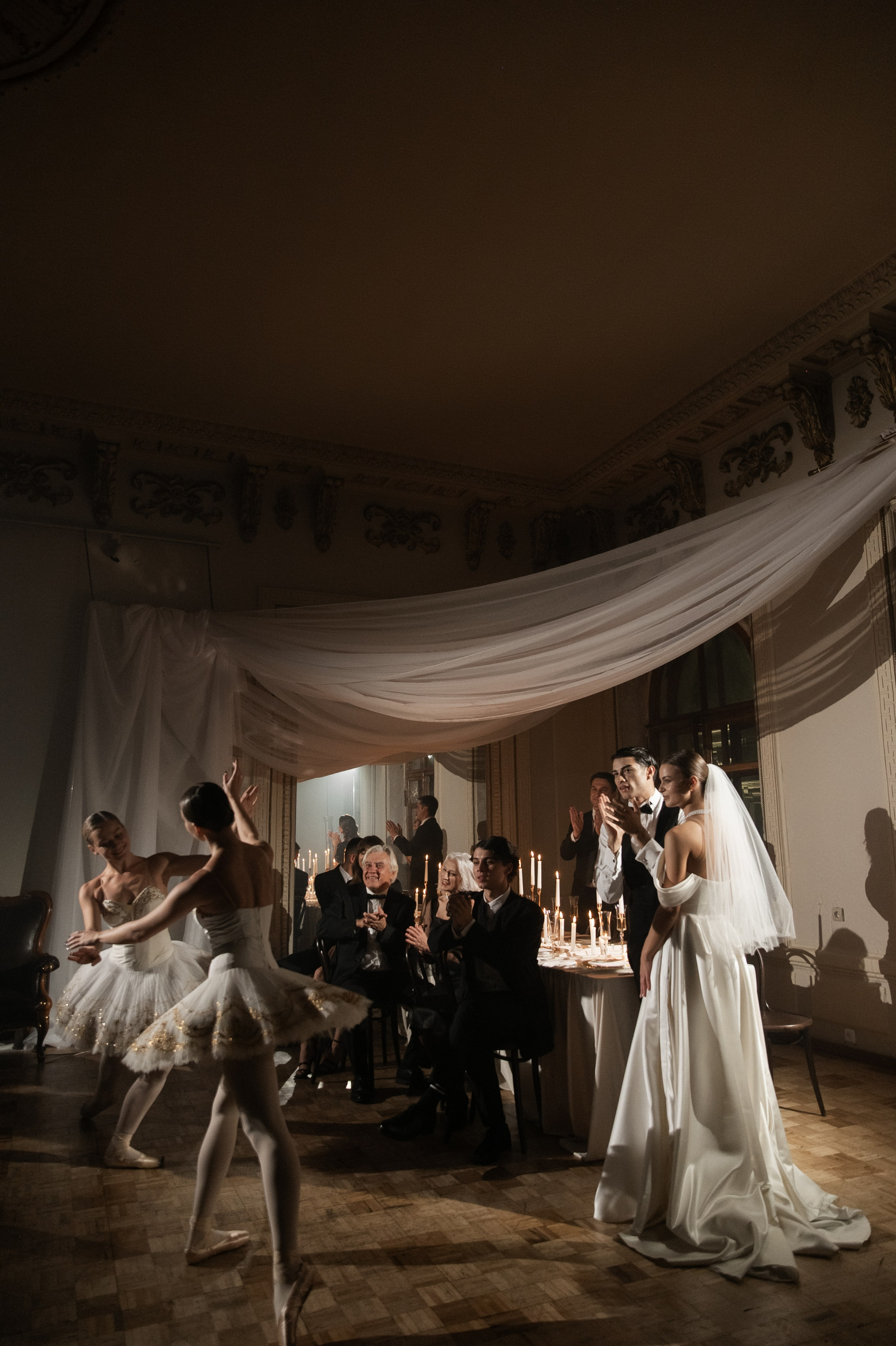 Камерный свадебный ужин при свечах в старинном особняке в фотостудии 21. Kult. Ярослава Ерина — свадебный фотограф в Москве